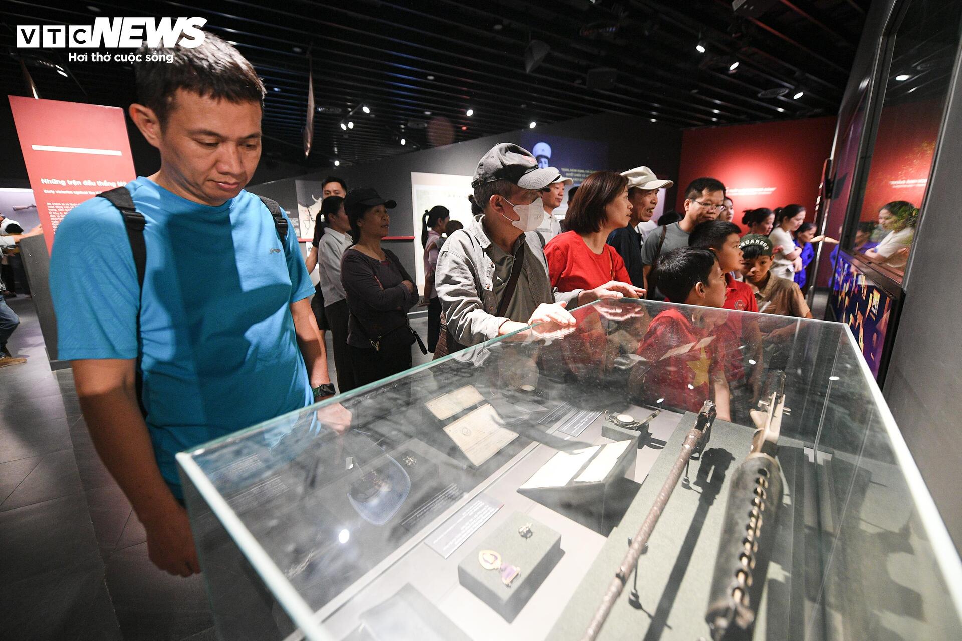 Dòng người nườm nượp đổ về Bảo tàng Lịch sử Quân sự Việt Nam dịp lễ 30/4 - 16