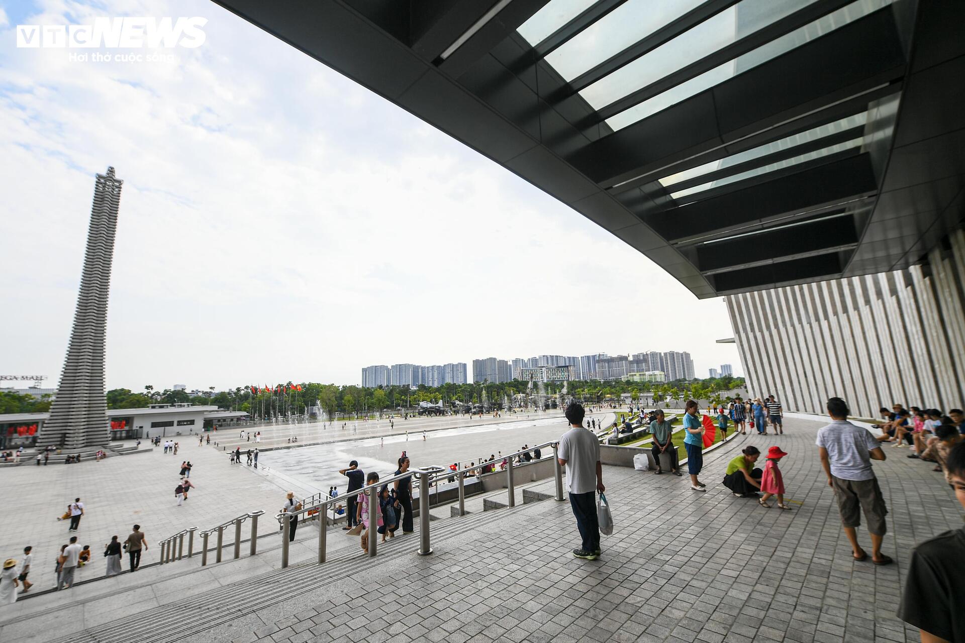 Dòng người nườm nượp đổ về Bảo tàng Lịch sử Quân sự Việt Nam dịp lễ 30/4 - 1