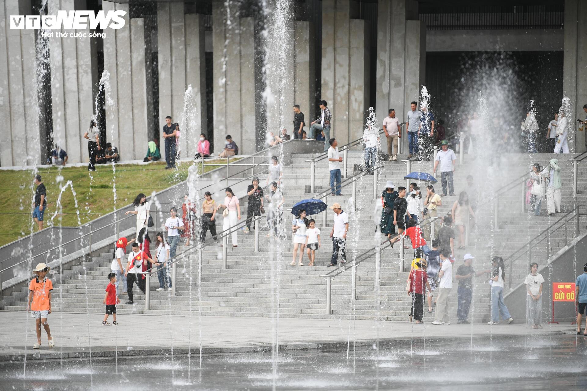 Dòng người nườm nượp đổ về Bảo tàng Lịch sử Quân sự Việt Nam dịp lễ 30/4 - 2