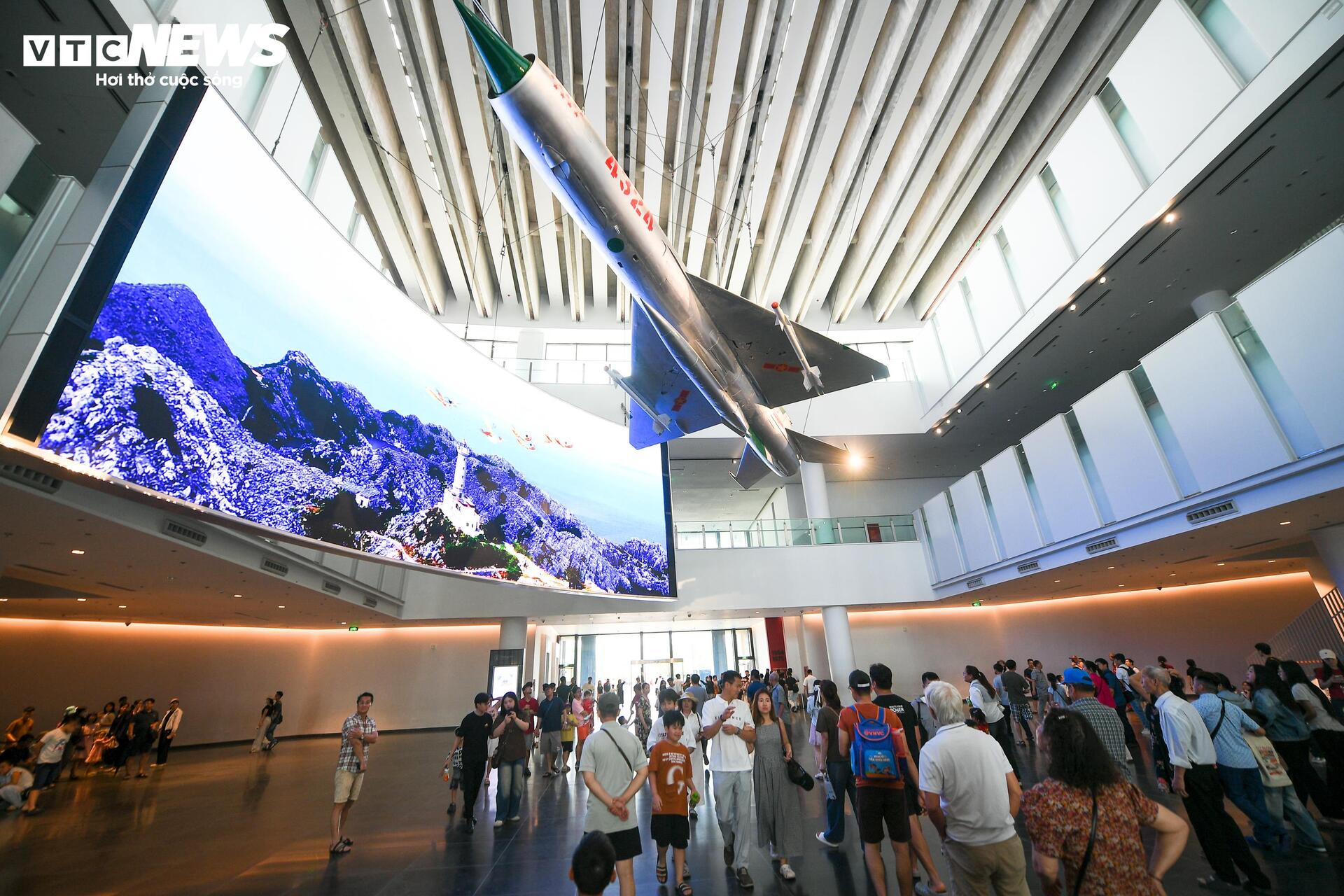 Dòng người nườm nượp đổ về Bảo tàng Lịch sử Quân sự Việt Nam dịp lễ 30/4 - 7