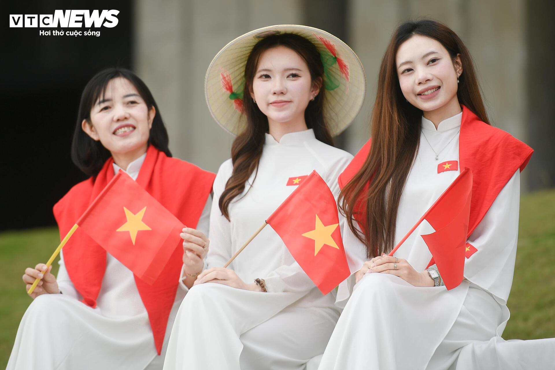 Dòng người nườm nượp đổ về Bảo tàng Lịch sử Quân sự Việt Nam dịp lễ 30/4 - 6