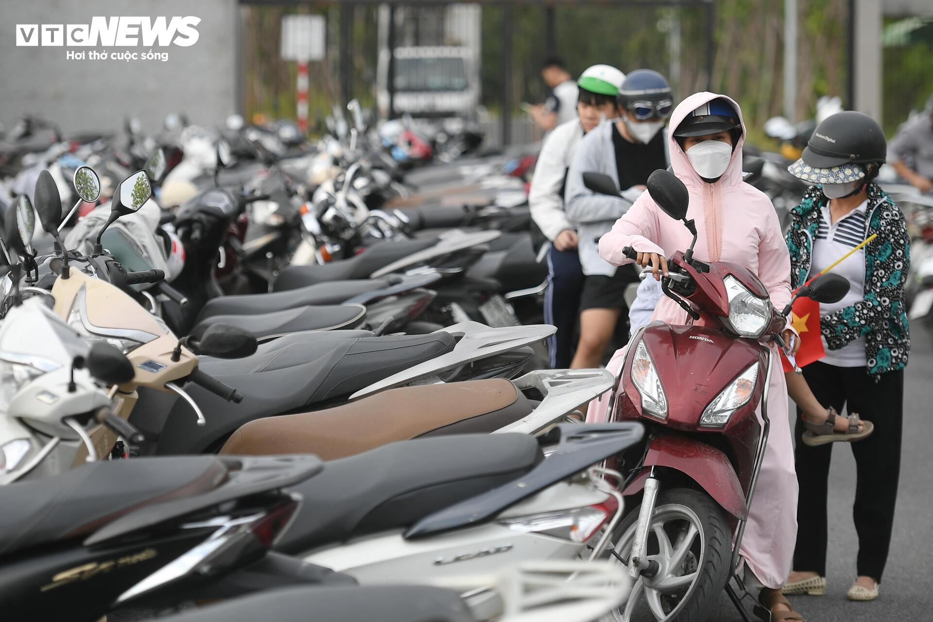 Dòng người nườm nượp đổ về Bảo tàng Lịch sử Quân sự Việt Nam dịp lễ 30/4 - 4