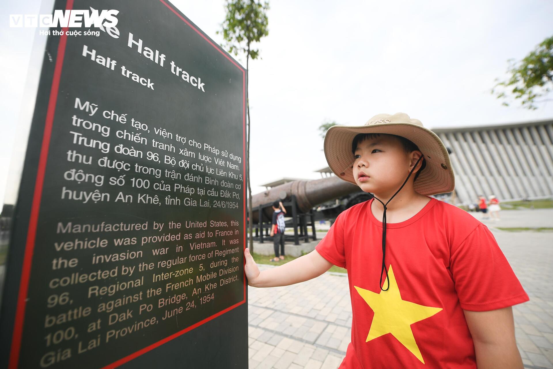 Dòng người nườm nượp đổ về Bảo tàng Lịch sử Quân sự Việt Nam dịp lễ 30/4 - 5