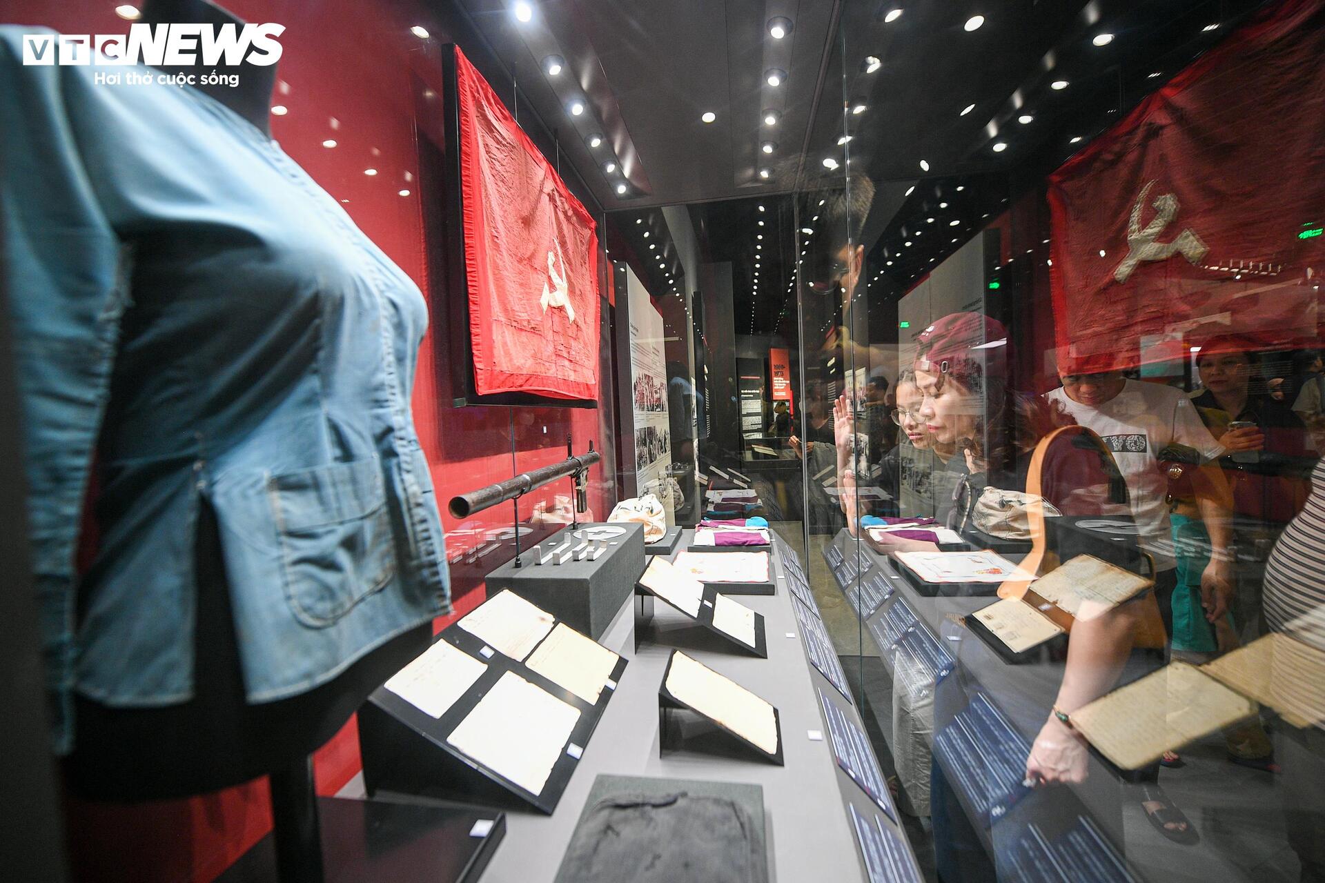 Dòng người nườm nượp đổ về Bảo tàng Lịch sử Quân sự Việt Nam dịp lễ 30/4 - 8