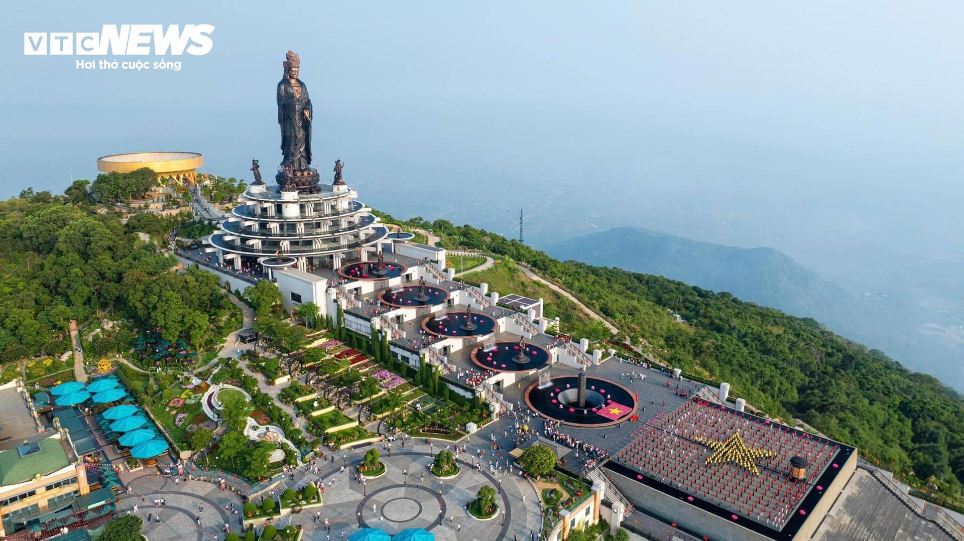  Hàng nghìn người phủ sắc đỏ trên đỉnh núi Bà Đen trong Lễ Thượng cờ 30/4 - 18