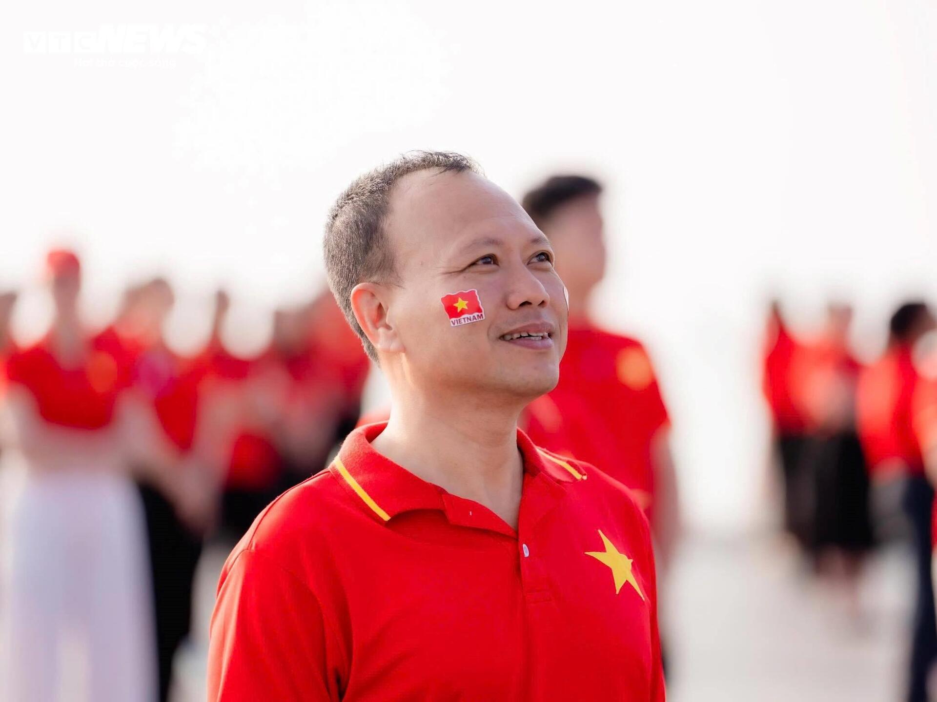  Hàng nghìn người phủ sắc đỏ trên đỉnh núi Bà Đen trong Lễ Thượng cờ 30/4 - 9