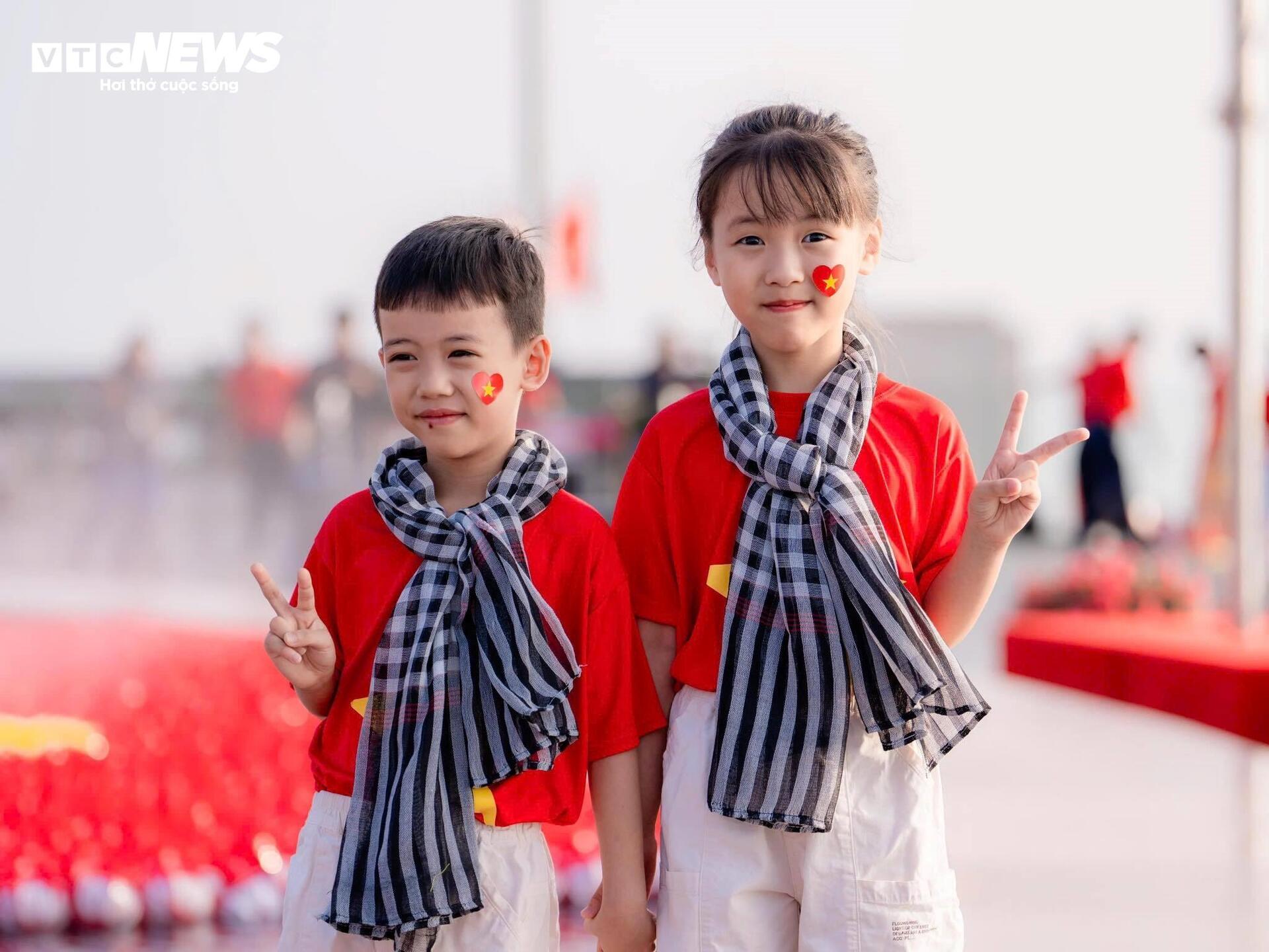  Hàng nghìn người phủ sắc đỏ trên đỉnh núi Bà Đen trong Lễ Thượng cờ 30/4 - 17