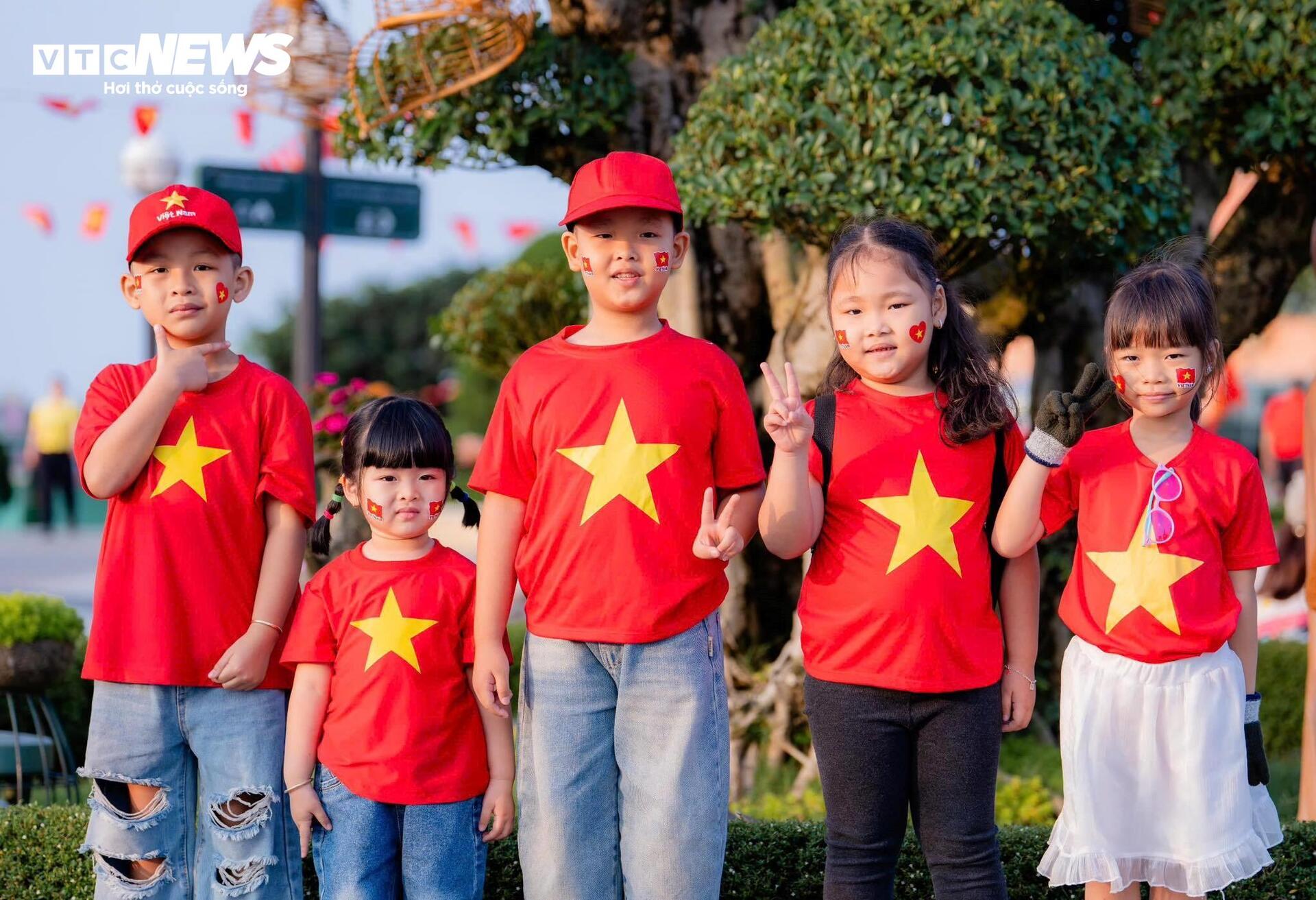  Hàng nghìn người phủ sắc đỏ trên đỉnh núi Bà Đen trong Lễ Thượng cờ 30/4 - 15