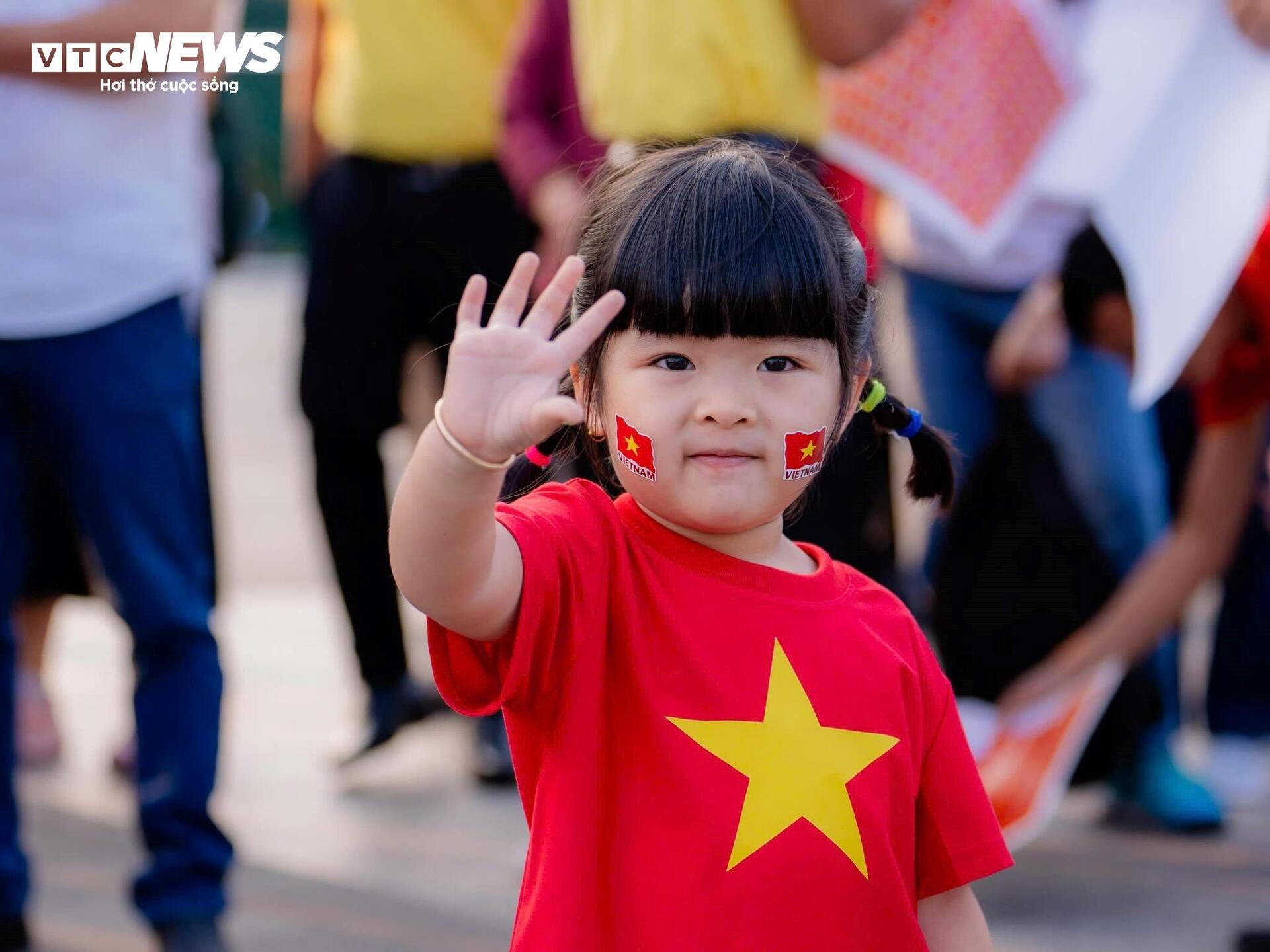  Hàng nghìn người phủ sắc đỏ trên đỉnh núi Bà Đen trong Lễ Thượng cờ 30/4 - 16