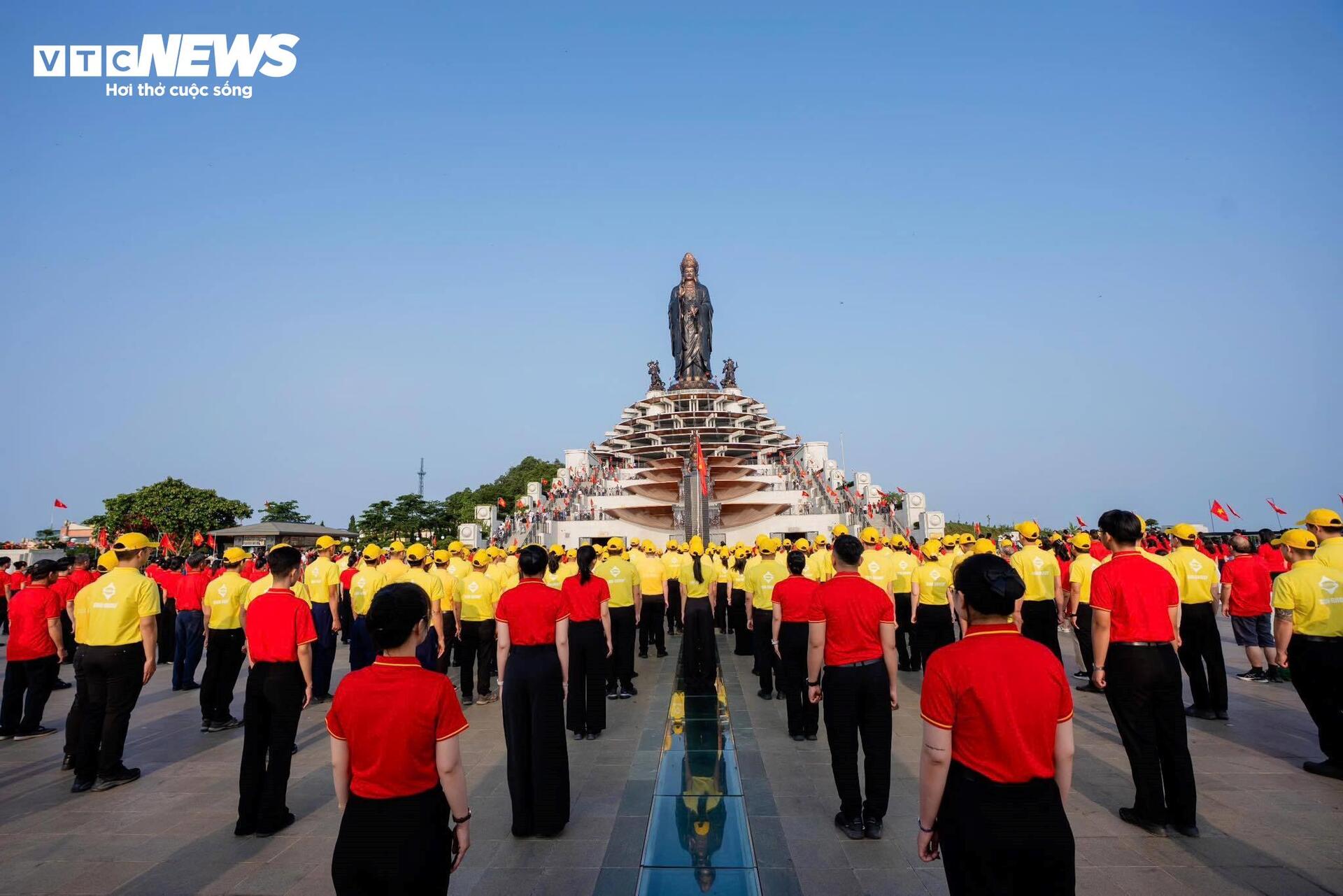  Hàng nghìn người phủ sắc đỏ trên đỉnh núi Bà Đen trong Lễ Thượng cờ 30/4 - 8