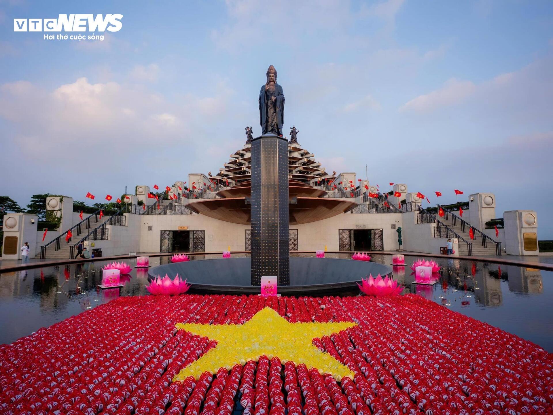  Hàng nghìn người phủ sắc đỏ trên đỉnh núi Bà Đen trong Lễ Thượng cờ 30/4 - 6