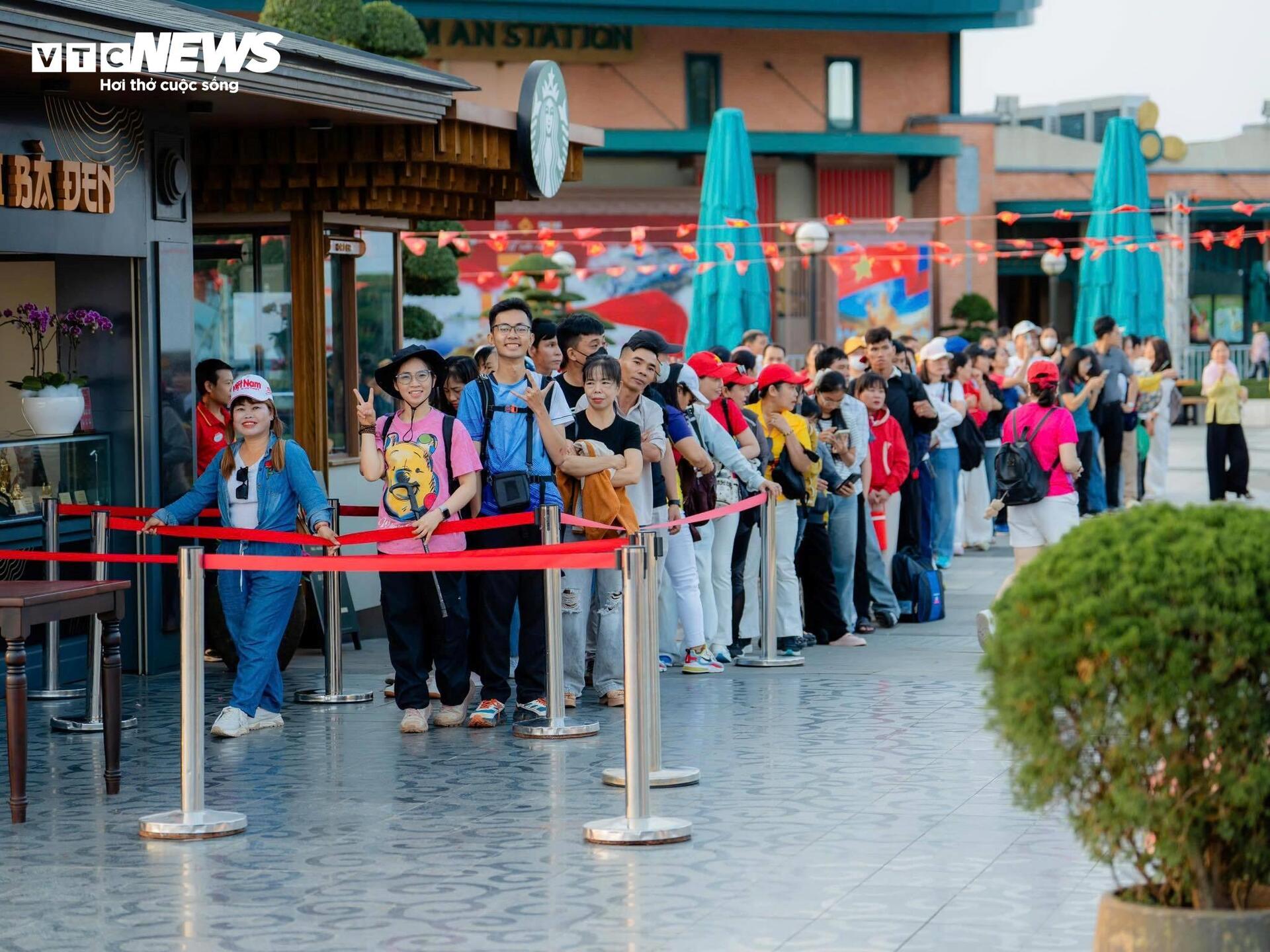  Hàng nghìn người phủ sắc đỏ trên đỉnh núi Bà Đen trong Lễ Thượng cờ 30/4 - 1