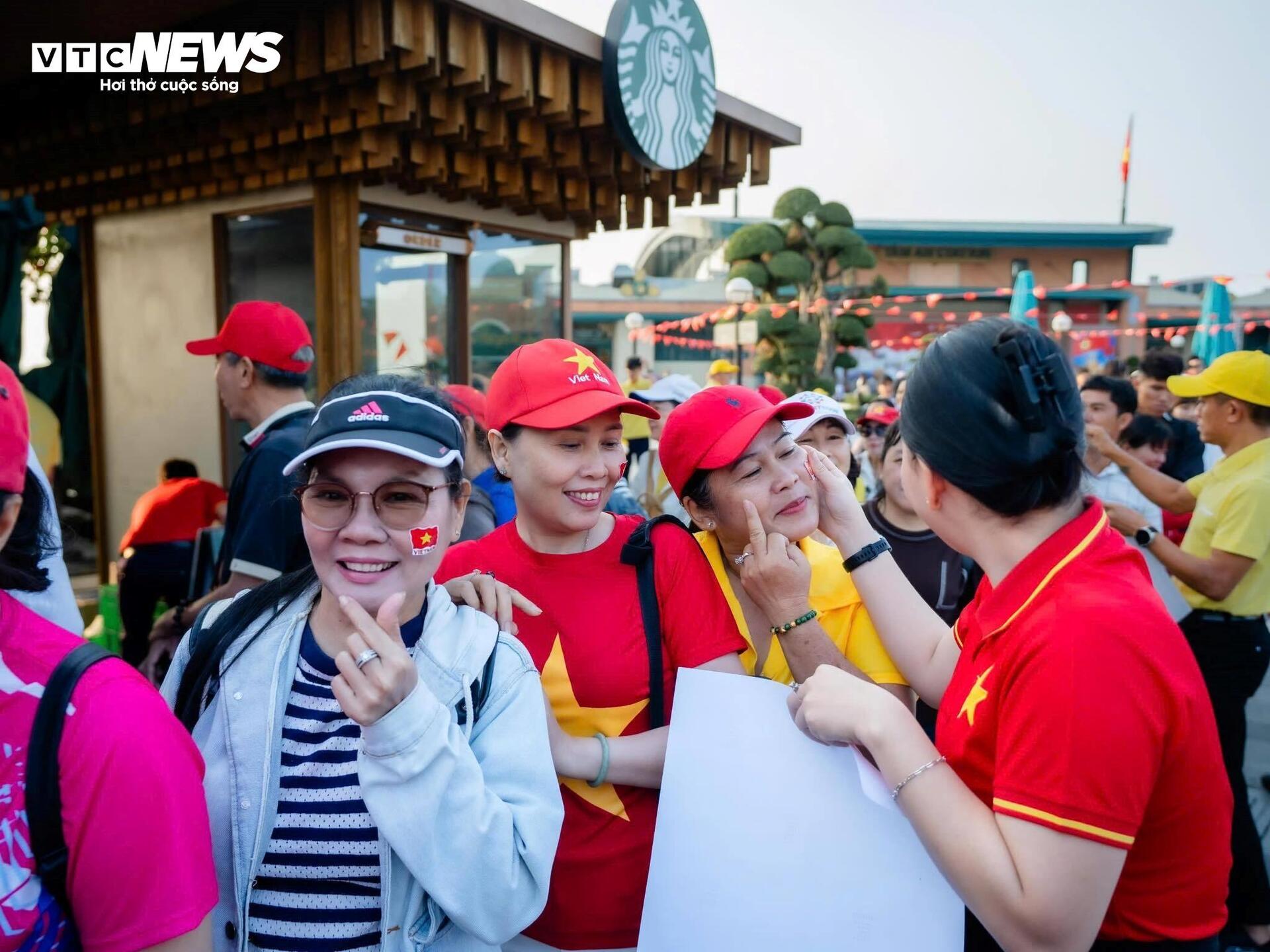  Hàng nghìn người phủ sắc đỏ trên đỉnh núi Bà Đen trong Lễ Thượng cờ 30/4 - 2