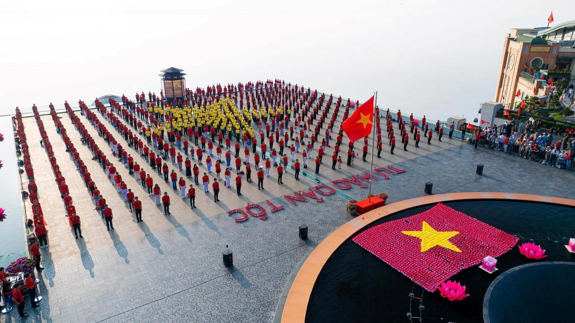  Hàng nghìn người phủ sắc đỏ trên đỉnh núi Bà Đen trong Lễ Thượng cờ 30/4 - 5