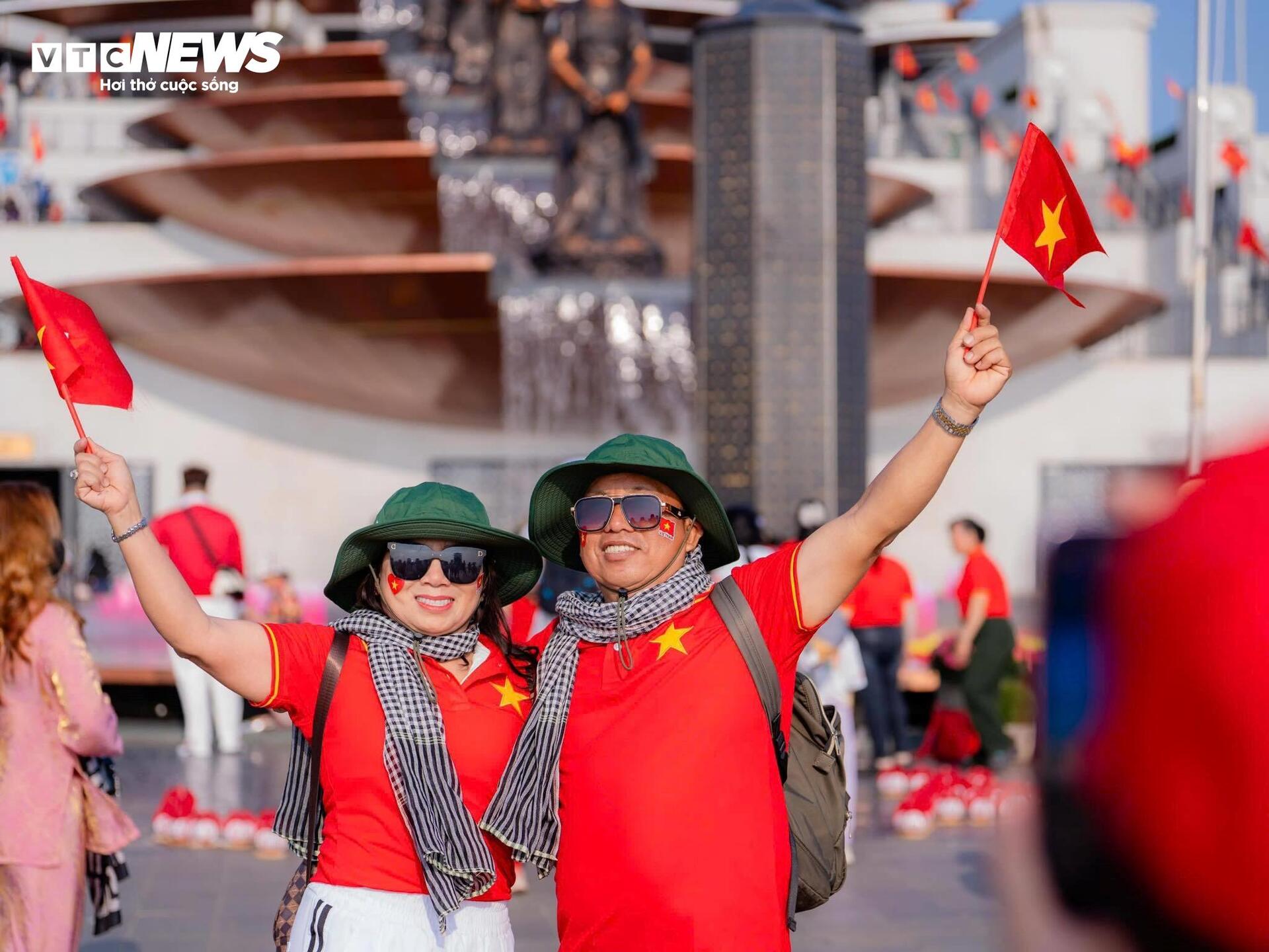  Hàng nghìn người phủ sắc đỏ trên đỉnh núi Bà Đen trong Lễ Thượng cờ 30/4 - 11