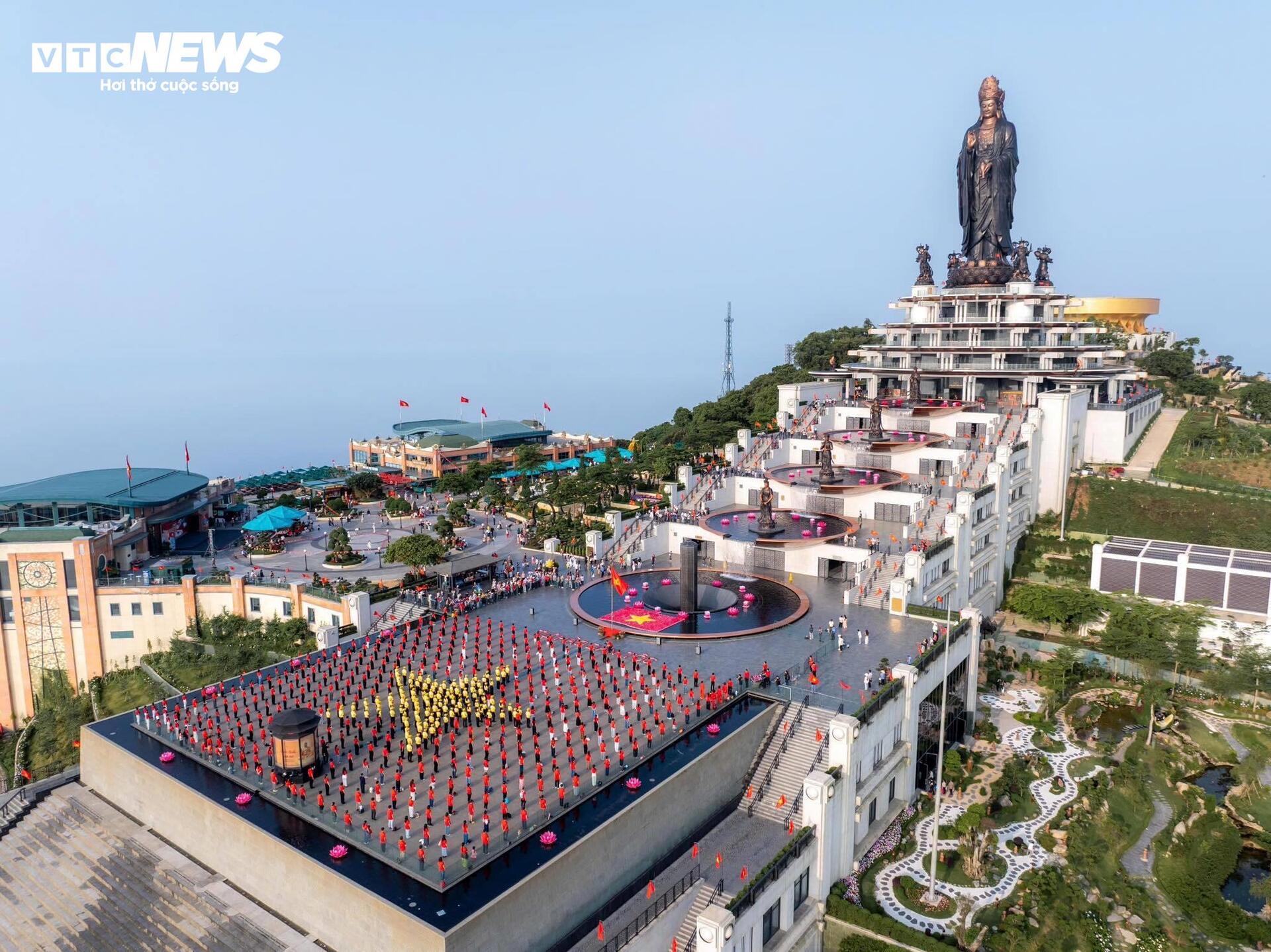  Hàng nghìn người phủ sắc đỏ trên đỉnh núi Bà Đen trong Lễ Thượng cờ 30/4 - 3