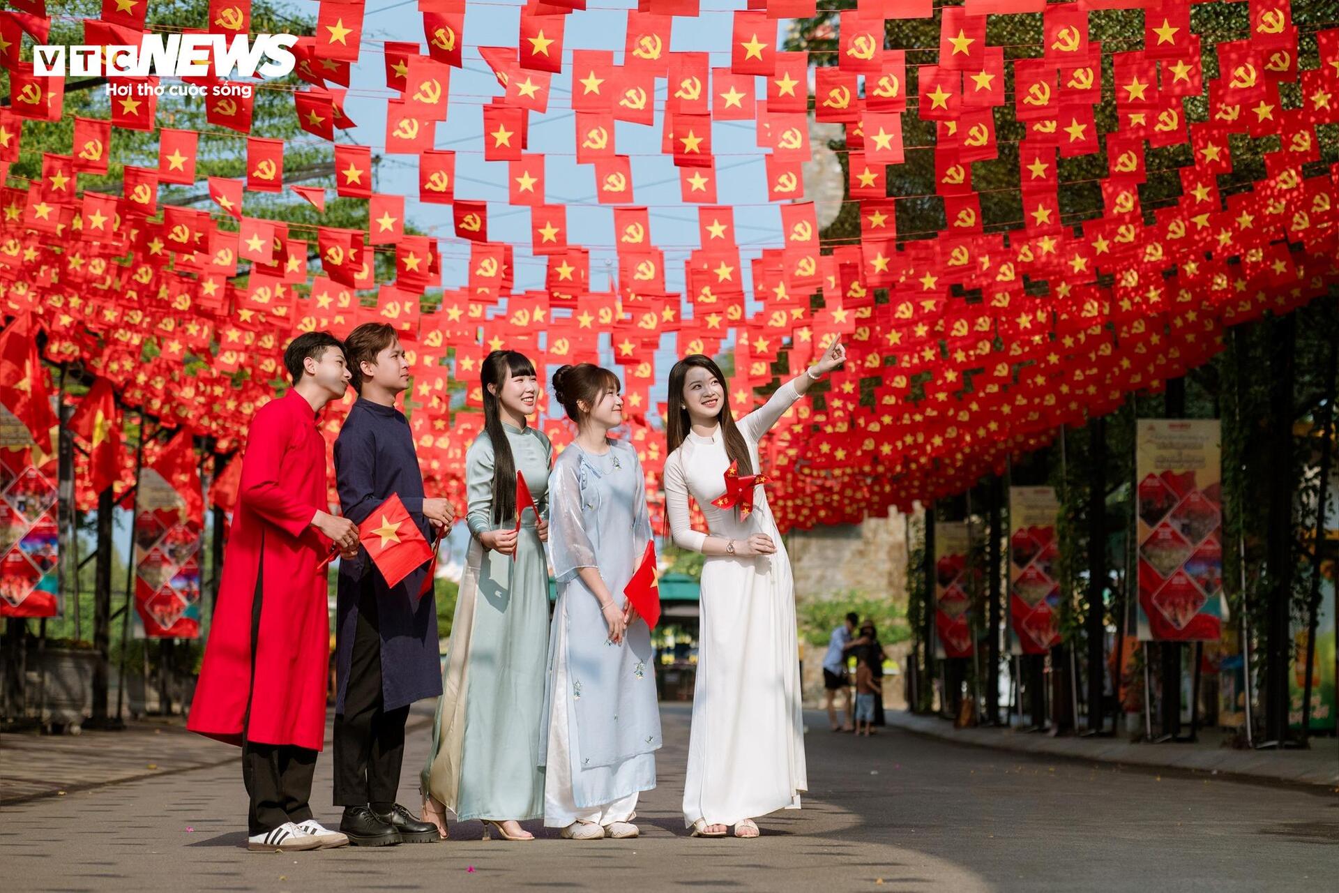  Hàng nghìn người phủ sắc đỏ trên đỉnh núi Bà Đen trong Lễ Thượng cờ 30/4 - 12