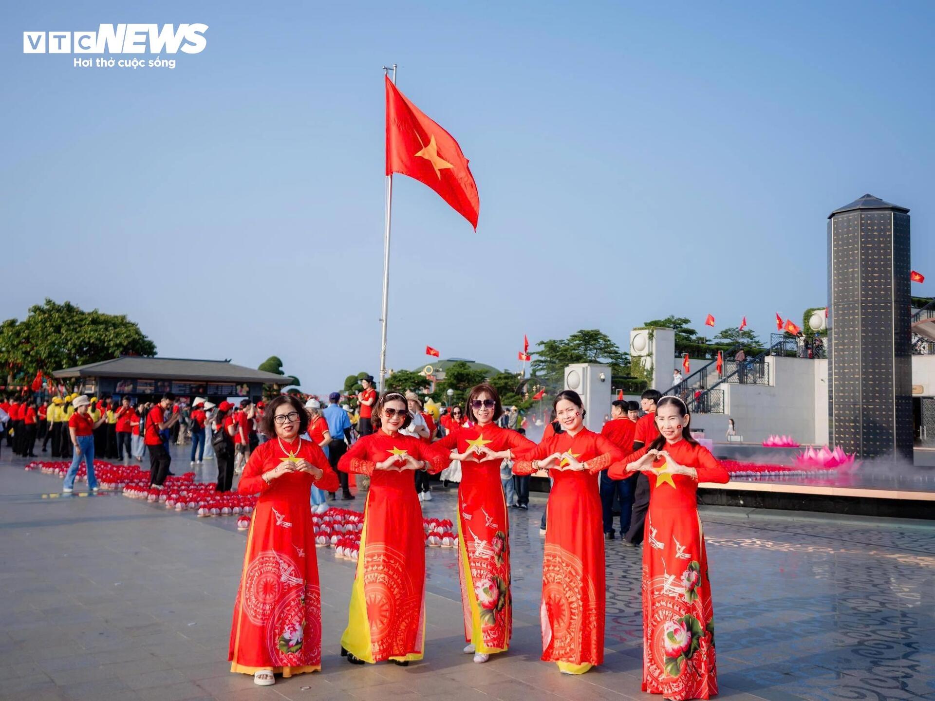  Hàng nghìn người phủ sắc đỏ trên đỉnh núi Bà Đen trong Lễ Thượng cờ 30/4 - 13