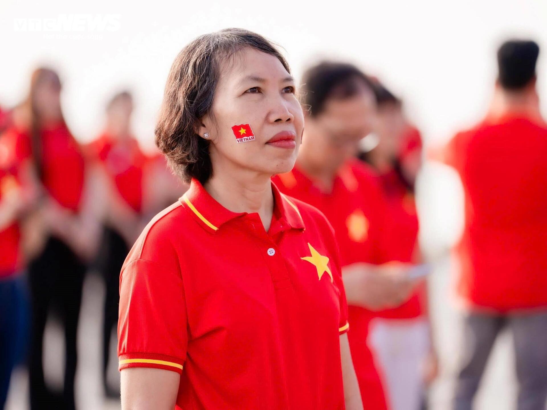  Hàng nghìn người phủ sắc đỏ trên đỉnh núi Bà Đen trong Lễ Thượng cờ 30/4 - 10