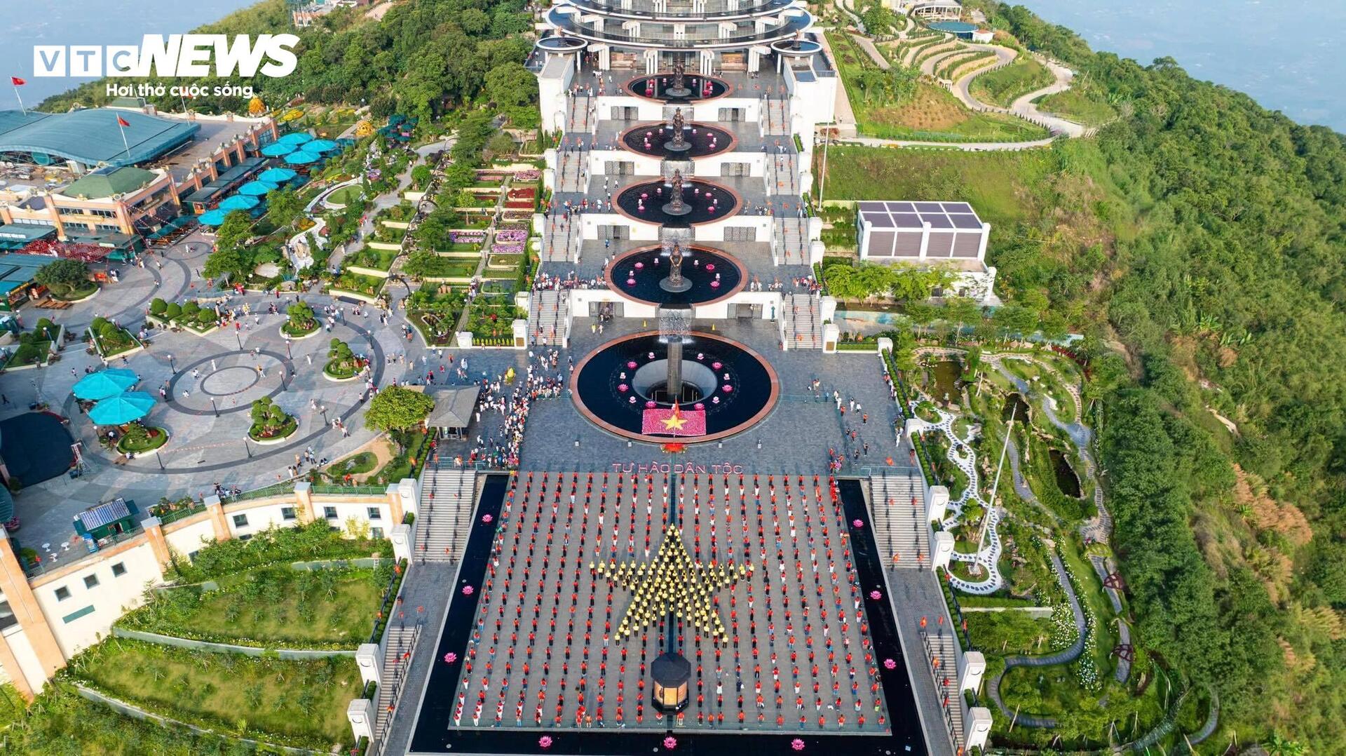  Hàng nghìn người phủ sắc đỏ trên đỉnh núi Bà Đen trong Lễ Thượng cờ 30/4 - 4