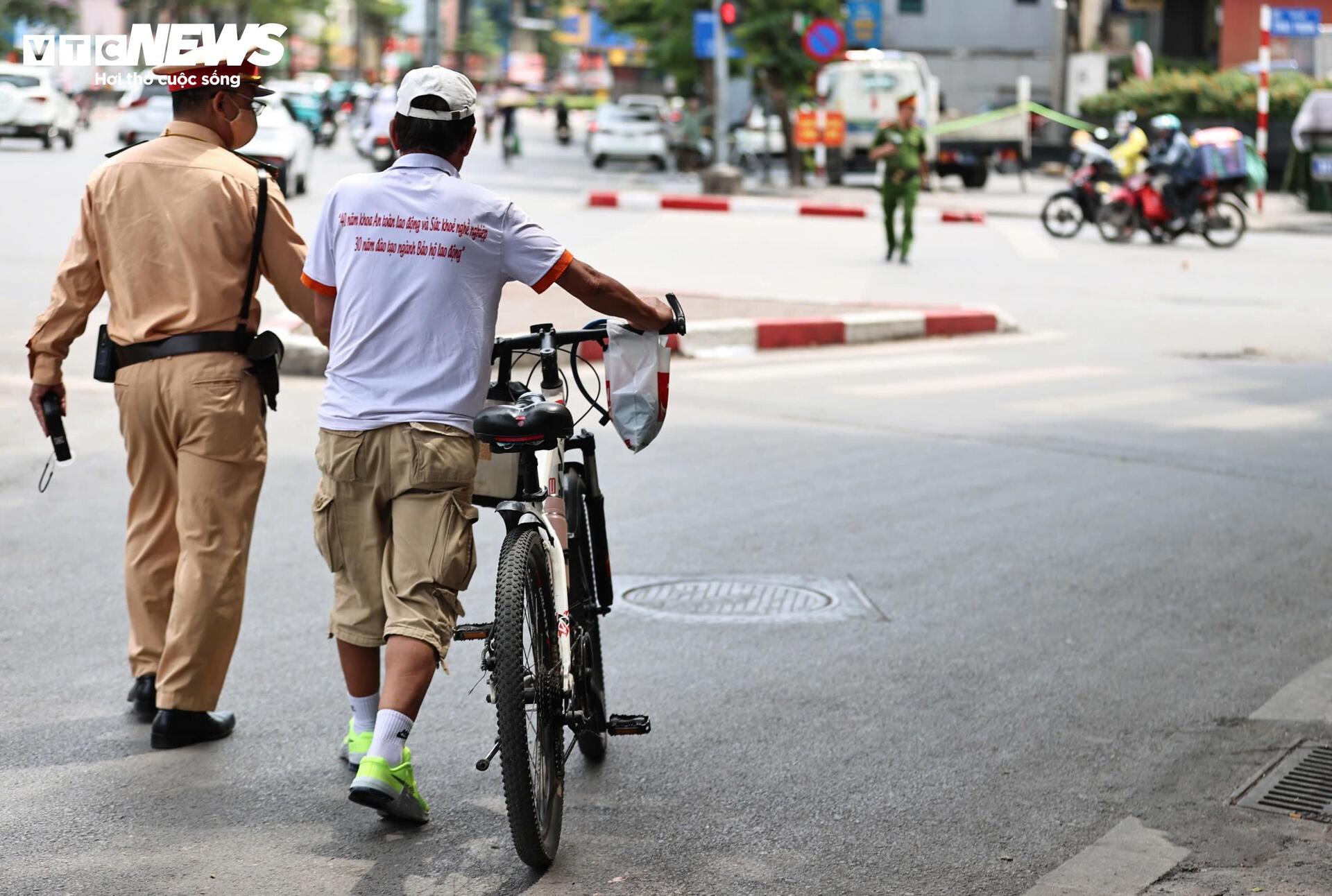 Uống 1 lon bia, người đàn ông ở Hà Nội đi xe đạp ra đường bị xử phạt - 6