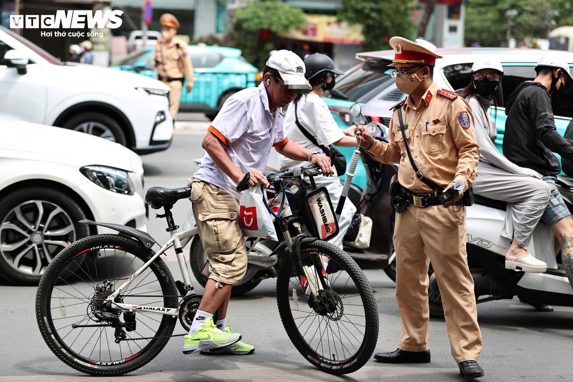 Uống 1 lon bia, người đàn ông ở Hà Nội đi xe đạp ra đường bị xử phạt - 5