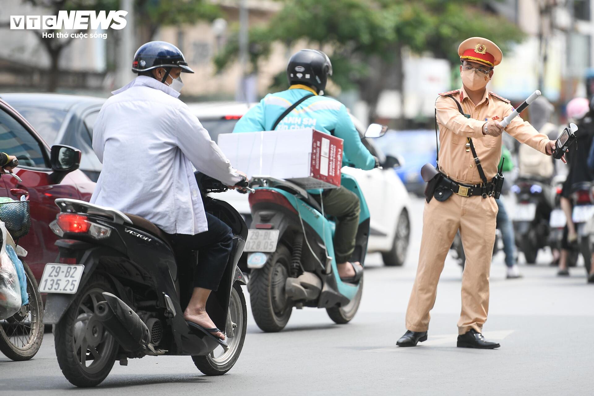 Uống 1 lon bia, người đàn ông ở Hà Nội đi xe đạp ra đường bị xử phạt - 16