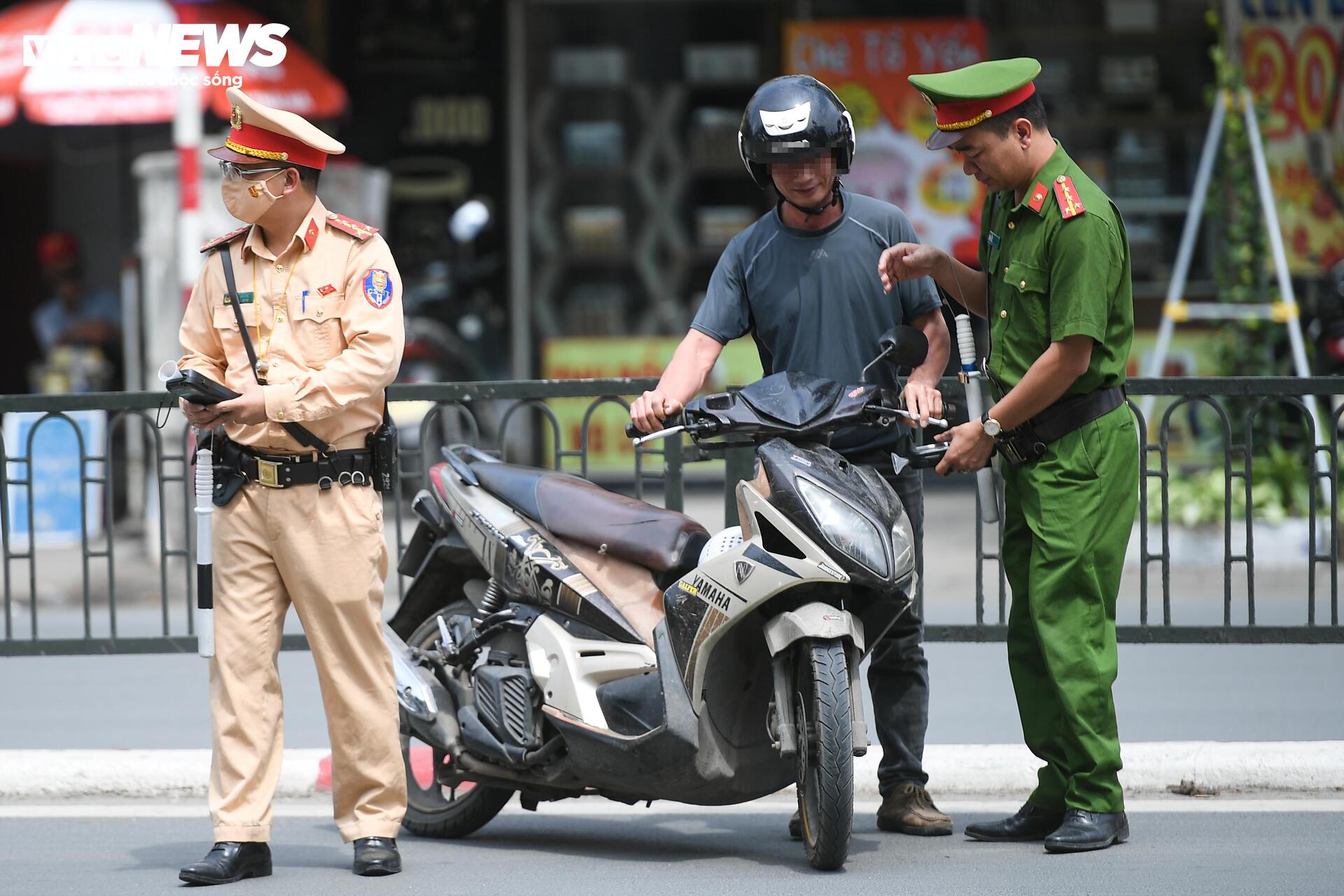 Uống 1 lon bia, người đàn ông ở Hà Nội đi xe đạp ra đường bị xử phạt - 8