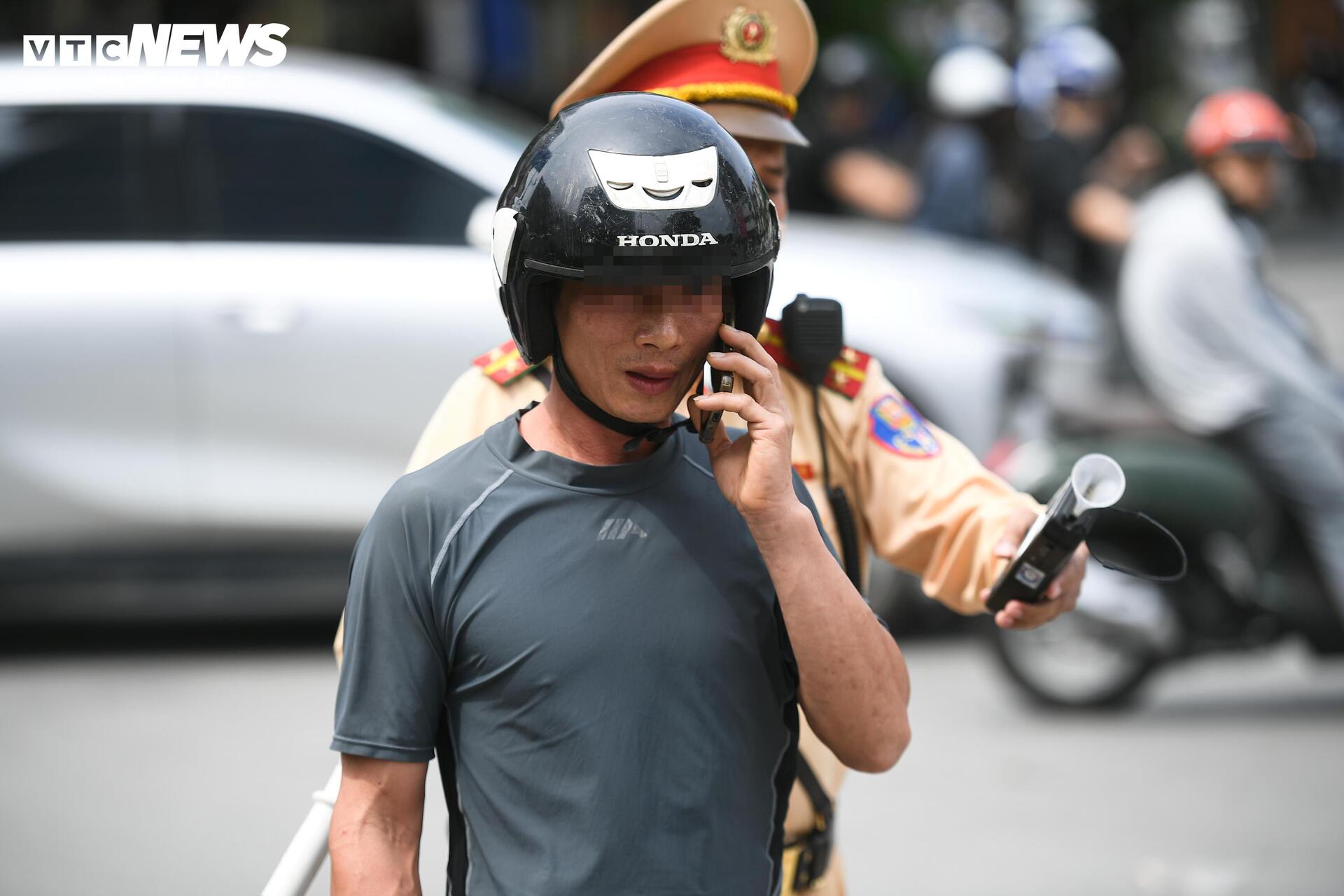 Uống 1 lon bia, người đàn ông ở Hà Nội đi xe đạp ra đường bị xử phạt - 9