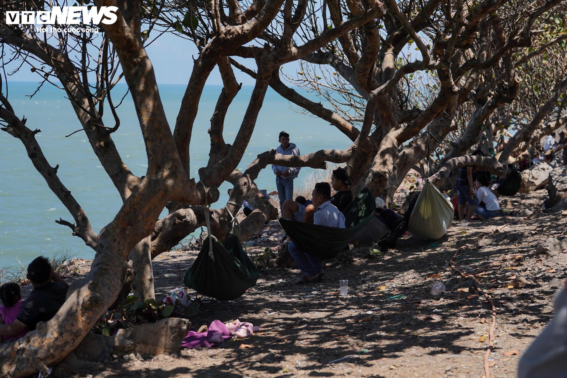 Ngày đầu nghỉ lễ, người dân trải bạt, mắc võng la liệt chờ tắm biển ở TP.HCM - 2