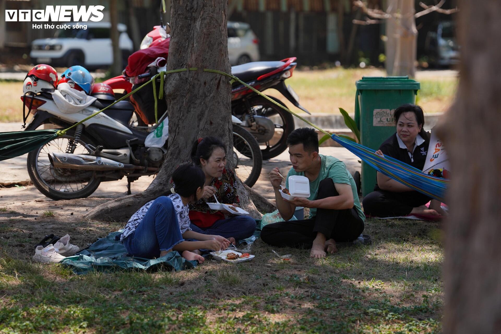 Ngày đầu nghỉ lễ, người dân trải bạt, mắc võng la liệt chờ tắm biển ở TP.HCM - 4