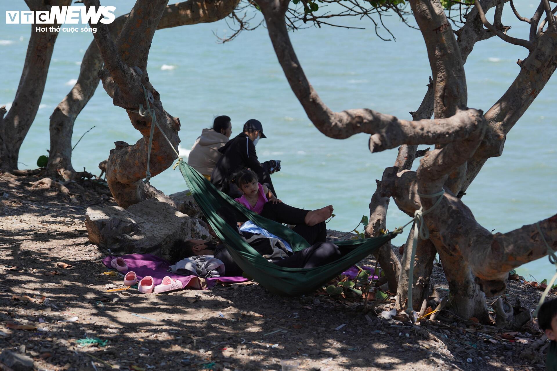 Ngày đầu nghỉ lễ, người dân trải bạt, mắc võng la liệt chờ tắm biển ở TP.HCM - 12