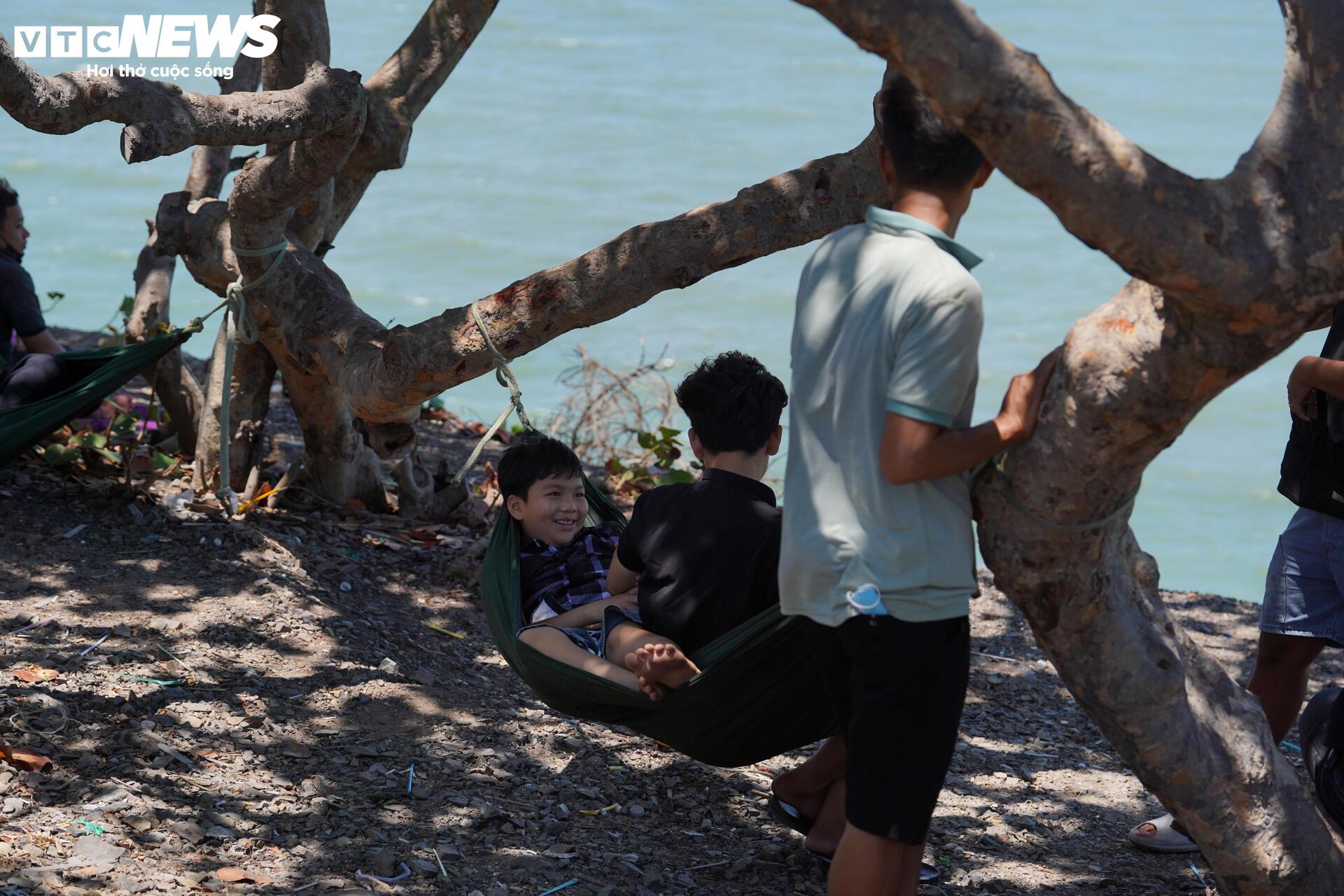 Ngày đầu nghỉ lễ, người dân trải bạt, mắc võng la liệt chờ tắm biển ở TP.HCM - 9