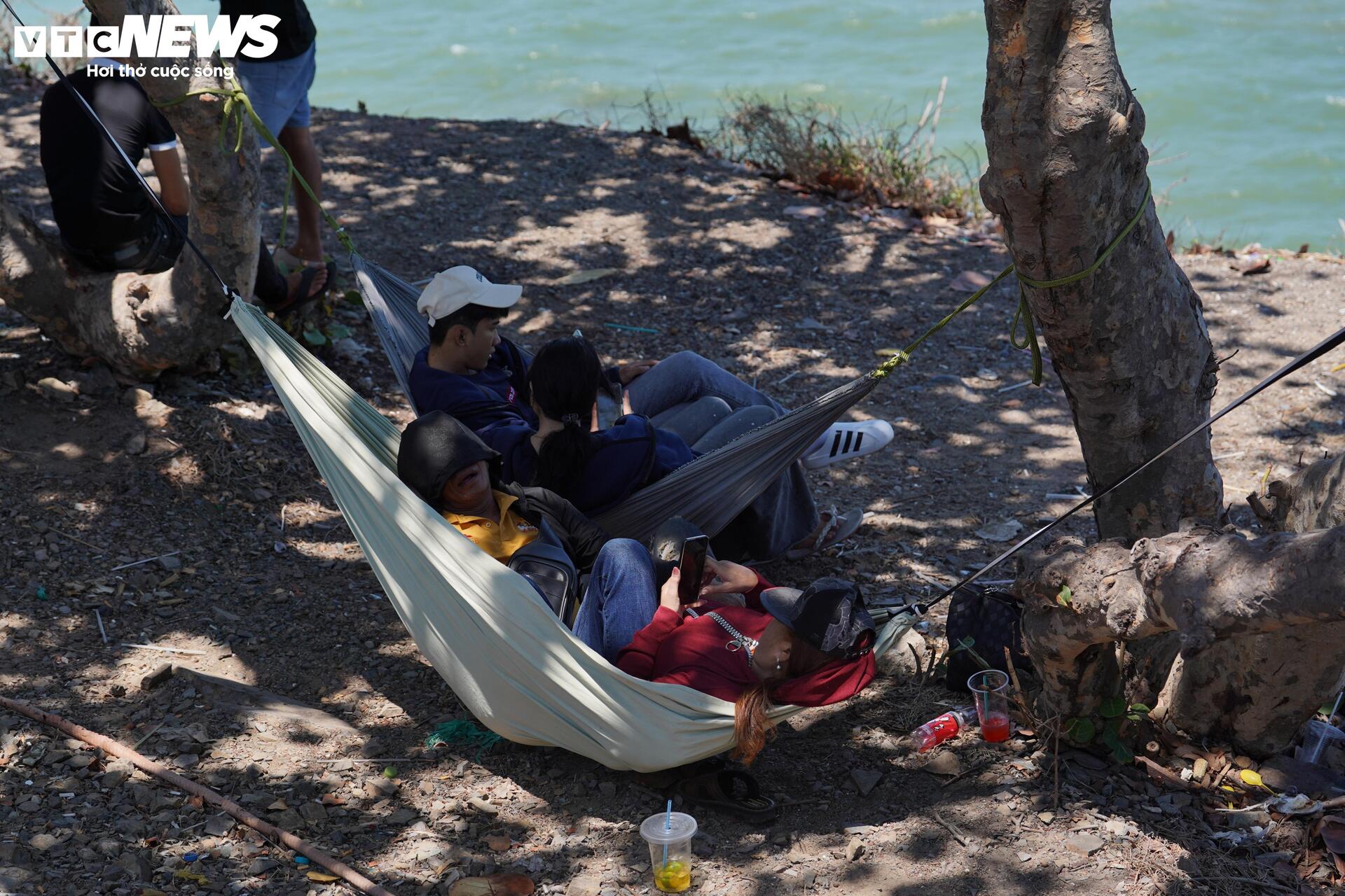 Ngày đầu nghỉ lễ, người dân trải bạt, mắc võng la liệt chờ tắm biển ở TP.HCM - 3