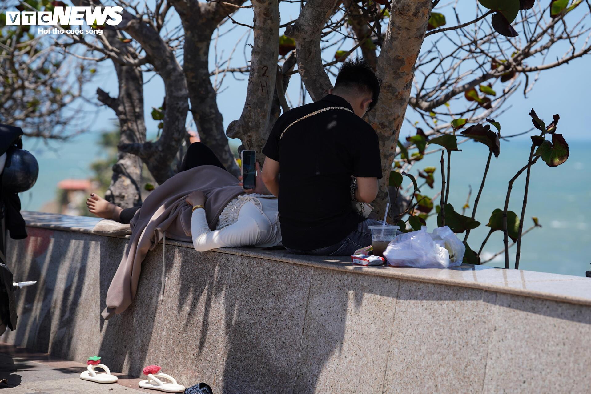 Ngày đầu nghỉ lễ, người dân trải bạt, mắc võng la liệt chờ tắm biển ở TP.HCM - 7