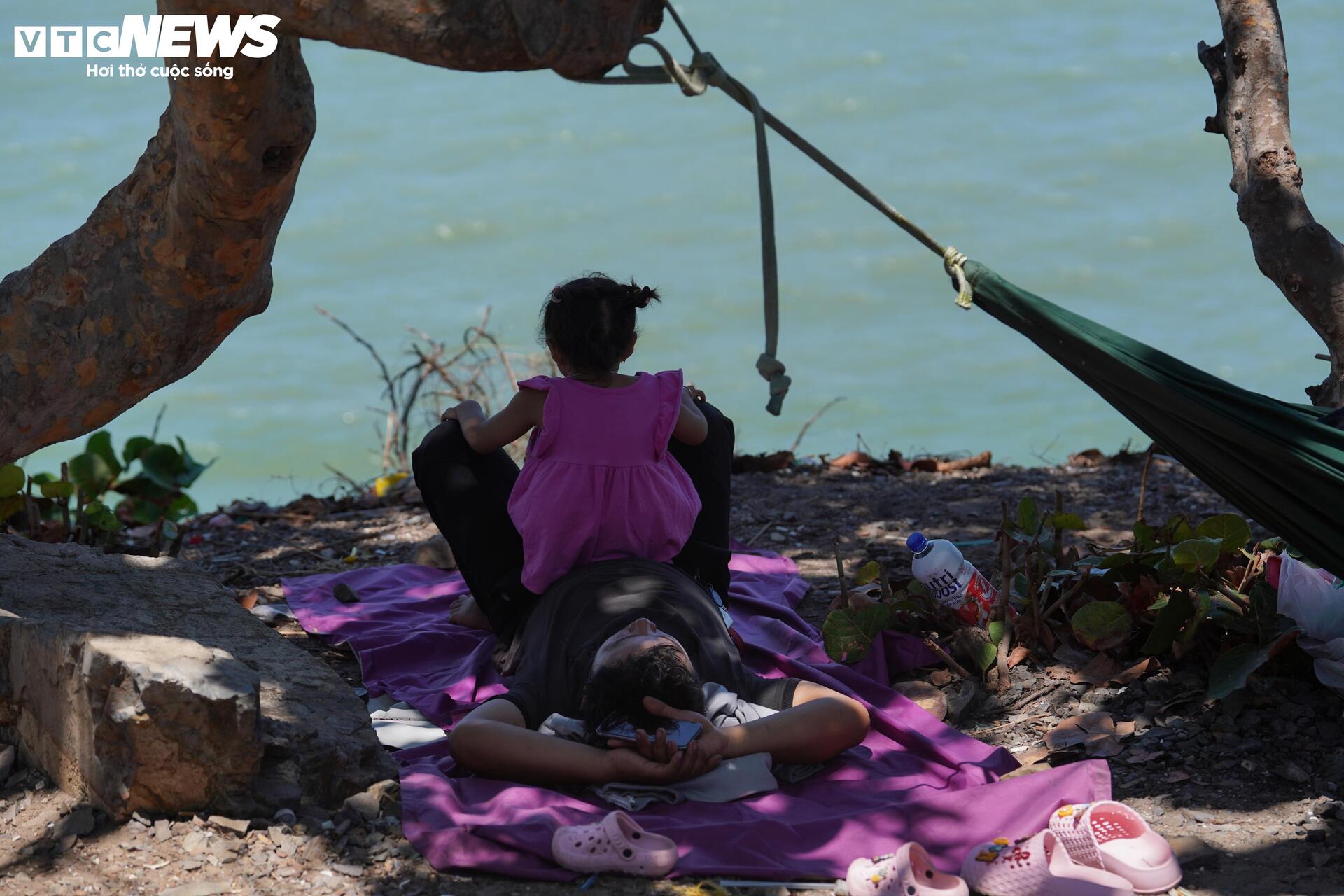 Ngày đầu nghỉ lễ, người dân trải bạt, mắc võng la liệt chờ tắm biển ở TP.HCM - 8