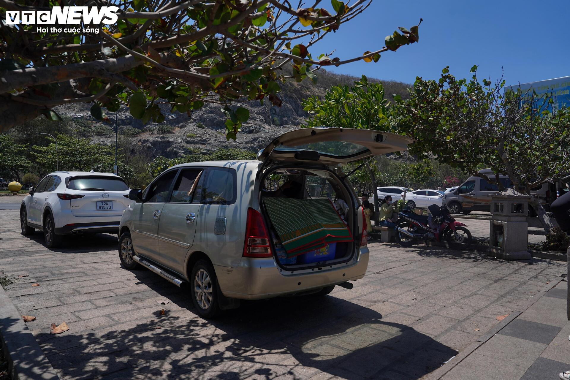 Ngày đầu nghỉ lễ, người dân trải bạt, mắc võng la liệt chờ tắm biển ở TP.HCM - 11