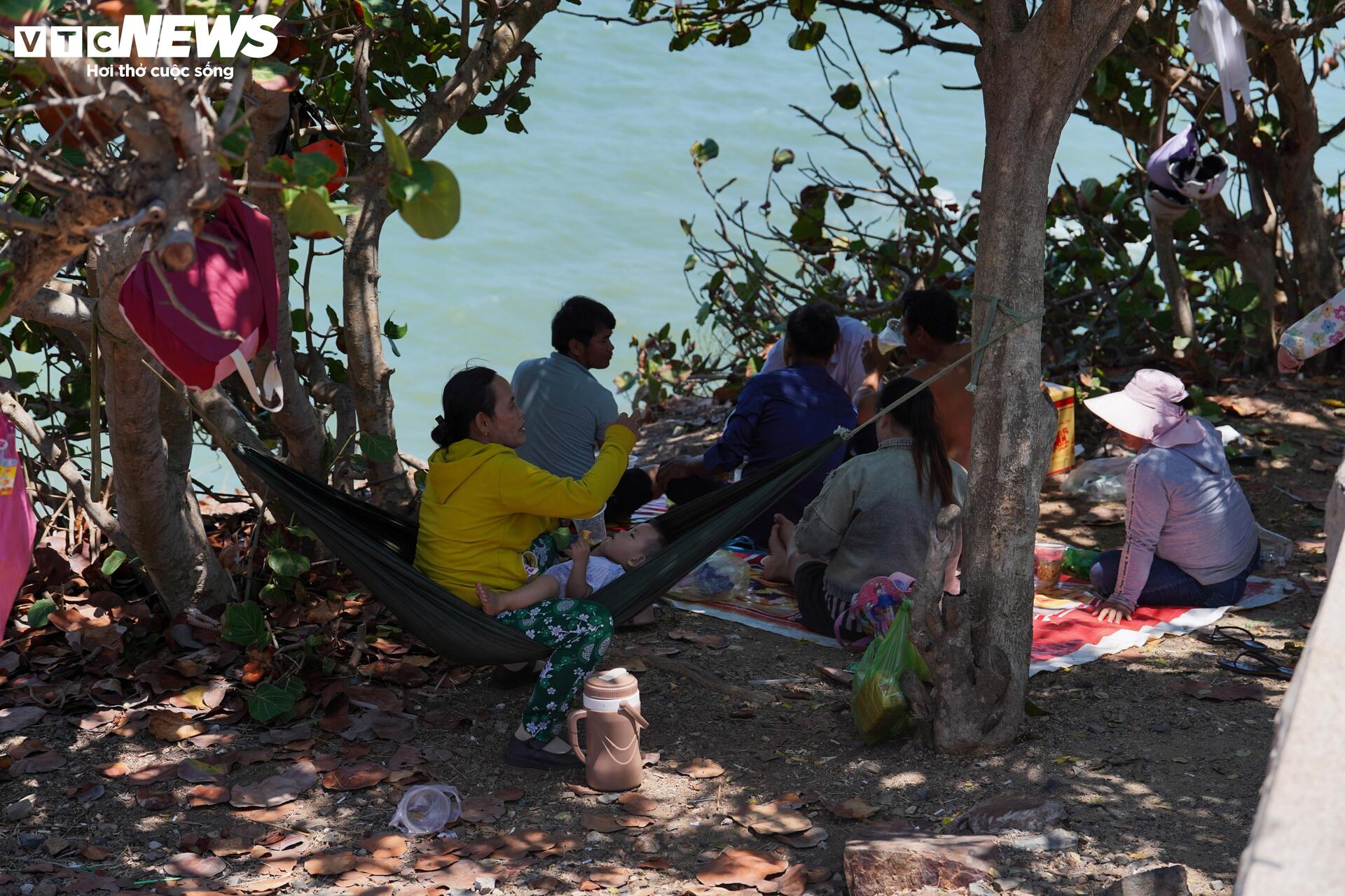 Ngày đầu nghỉ lễ, người dân trải bạt, mắc võng la liệt chờ tắm biển ở TP.HCM - 6