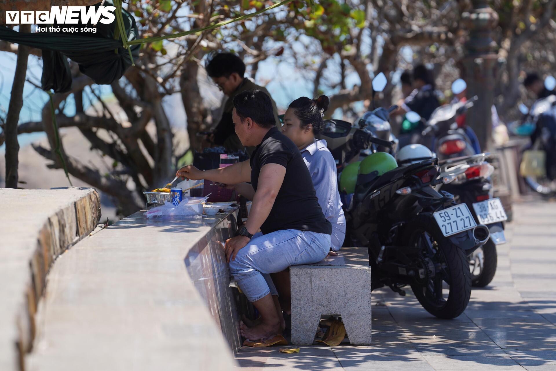 Ngày đầu nghỉ lễ, người dân trải bạt, mắc võng la liệt chờ tắm biển ở TP.HCM - 10