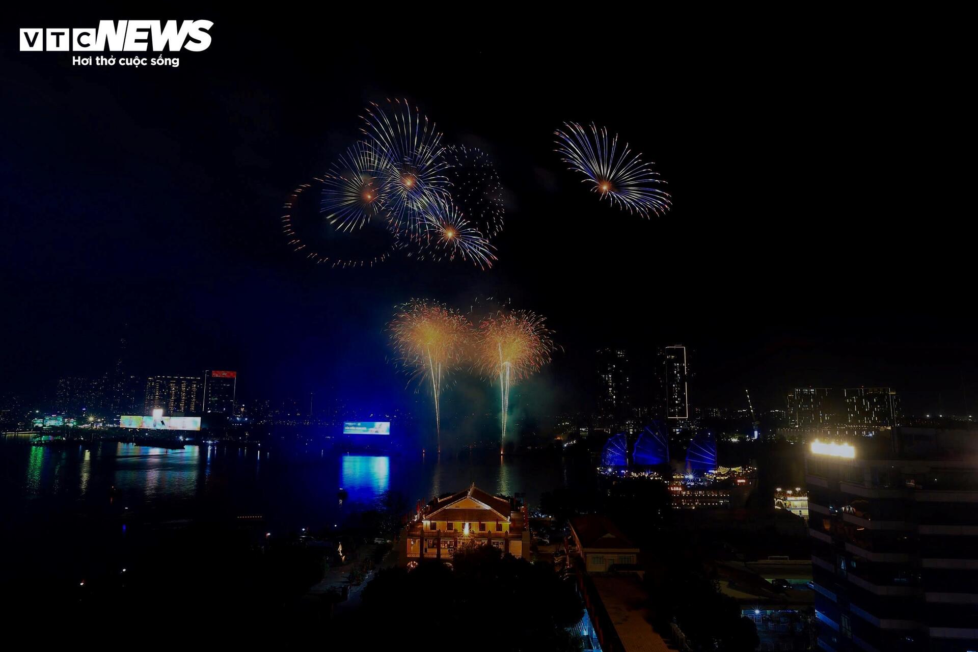 Trận địa pháo hoa ở TP.HCM sẵn sàng khai hỏa mừng đại lễ 30/4 - 13