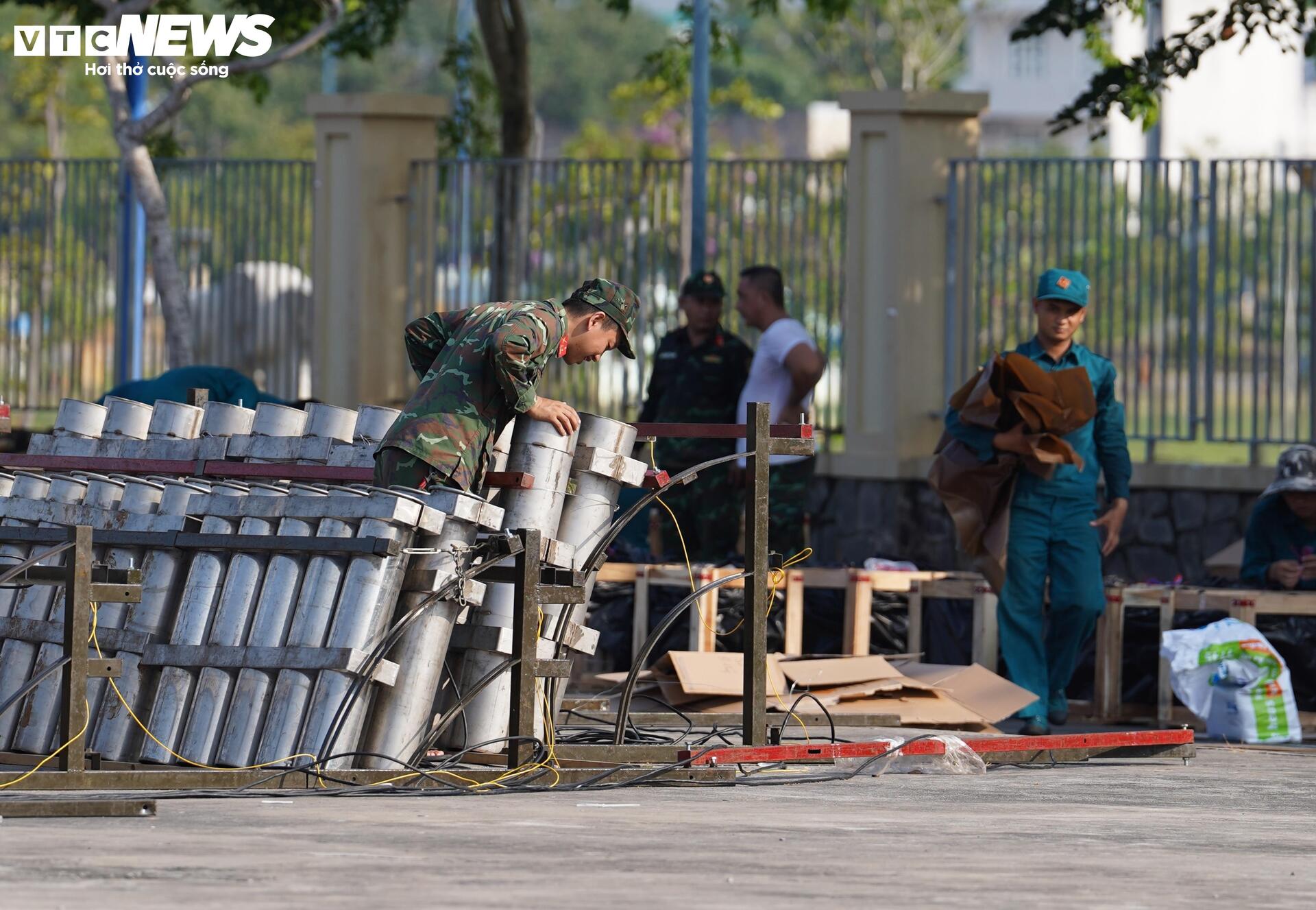 Trận địa pháo hoa ở TP.HCM sẵn sàng khai hỏa mừng đại lễ 30/4 - 11