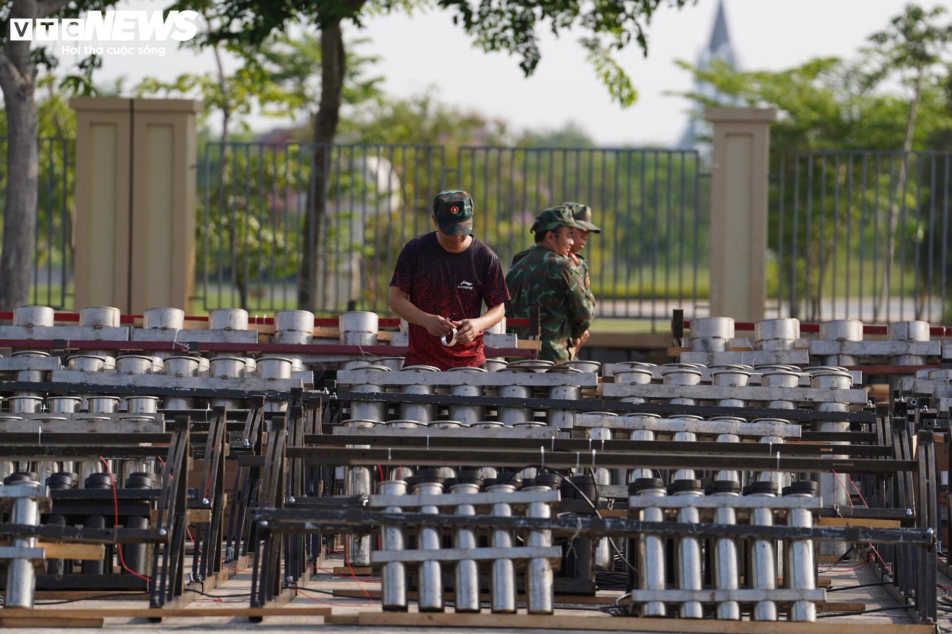 Trận địa pháo hoa ở TP.HCM sẵn sàng khai hỏa mừng đại lễ 30/4 - 12