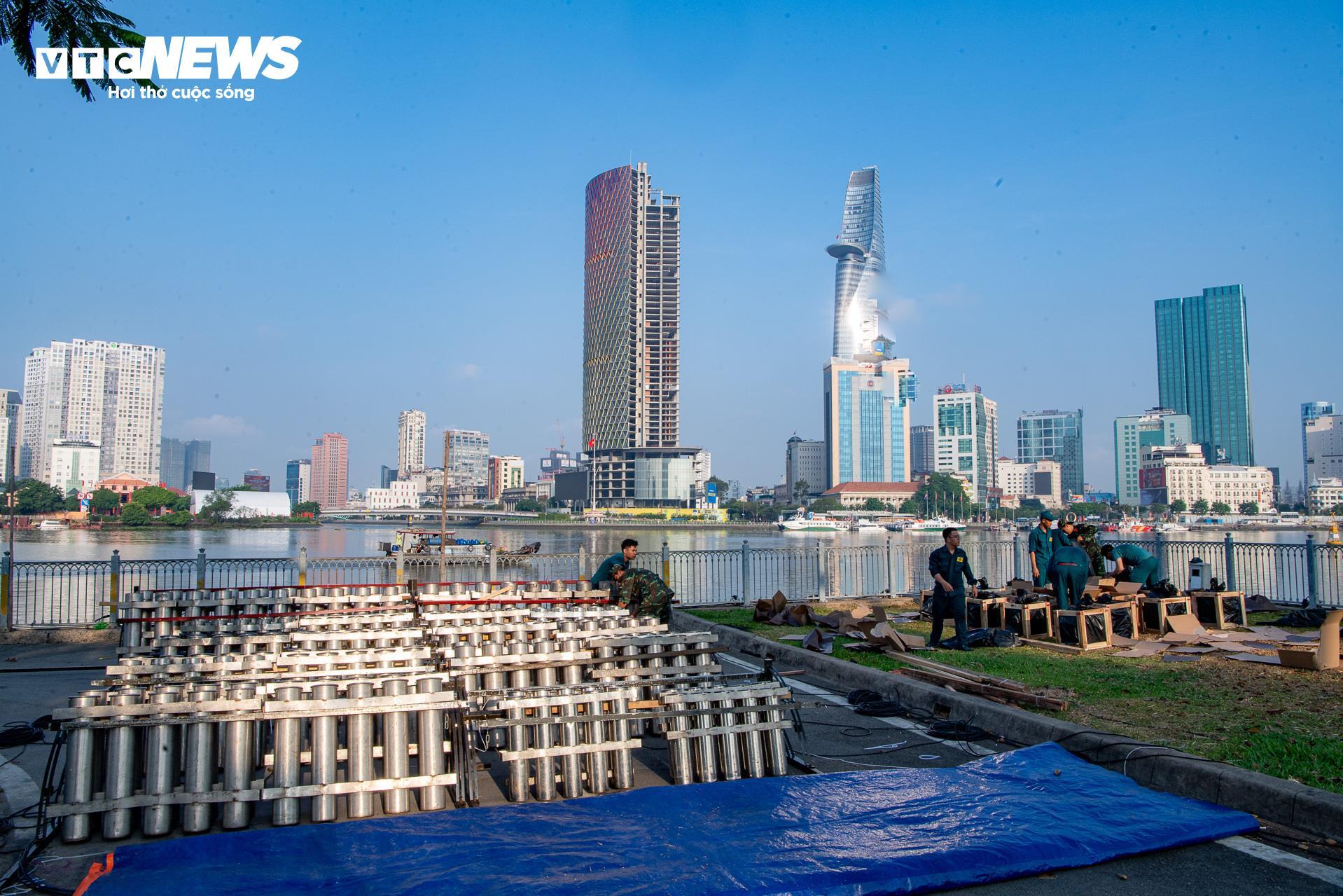 Trận địa pháo hoa ở TP.HCM sẵn sàng khai hỏa mừng đại lễ 30/4 - 1