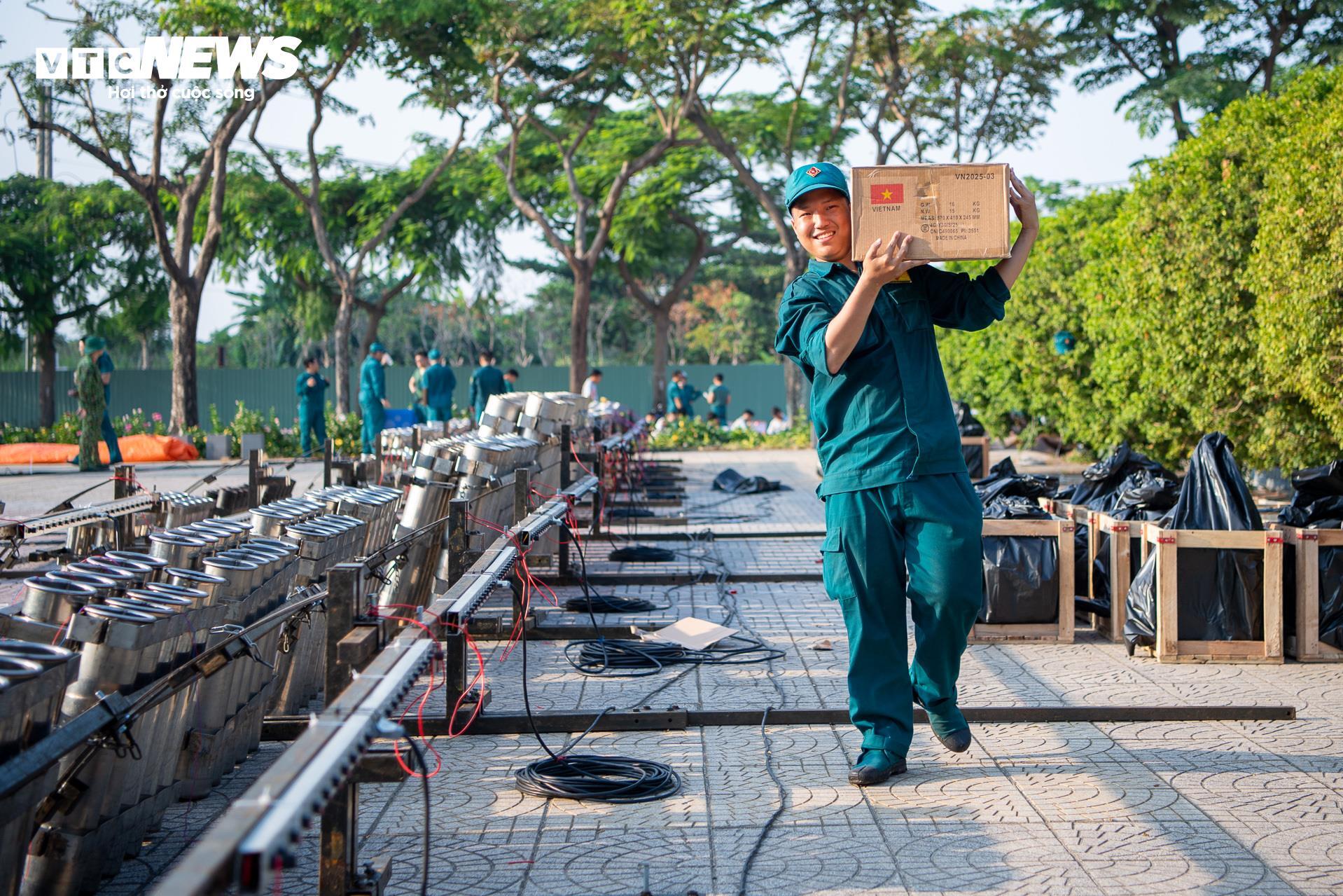 Trận địa pháo hoa ở TP.HCM sẵn sàng khai hỏa mừng đại lễ 30/4 - 2