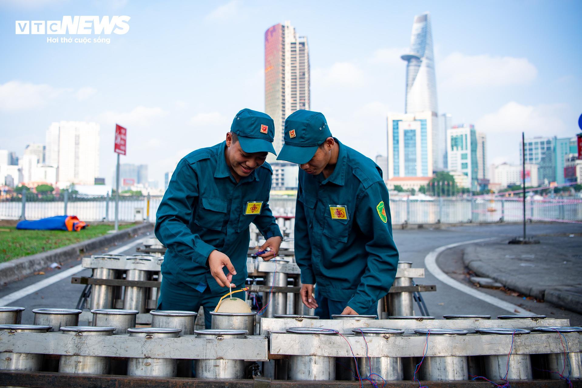 Trận địa pháo hoa ở TP.HCM sẵn sàng khai hỏa mừng đại lễ 30/4 - 3