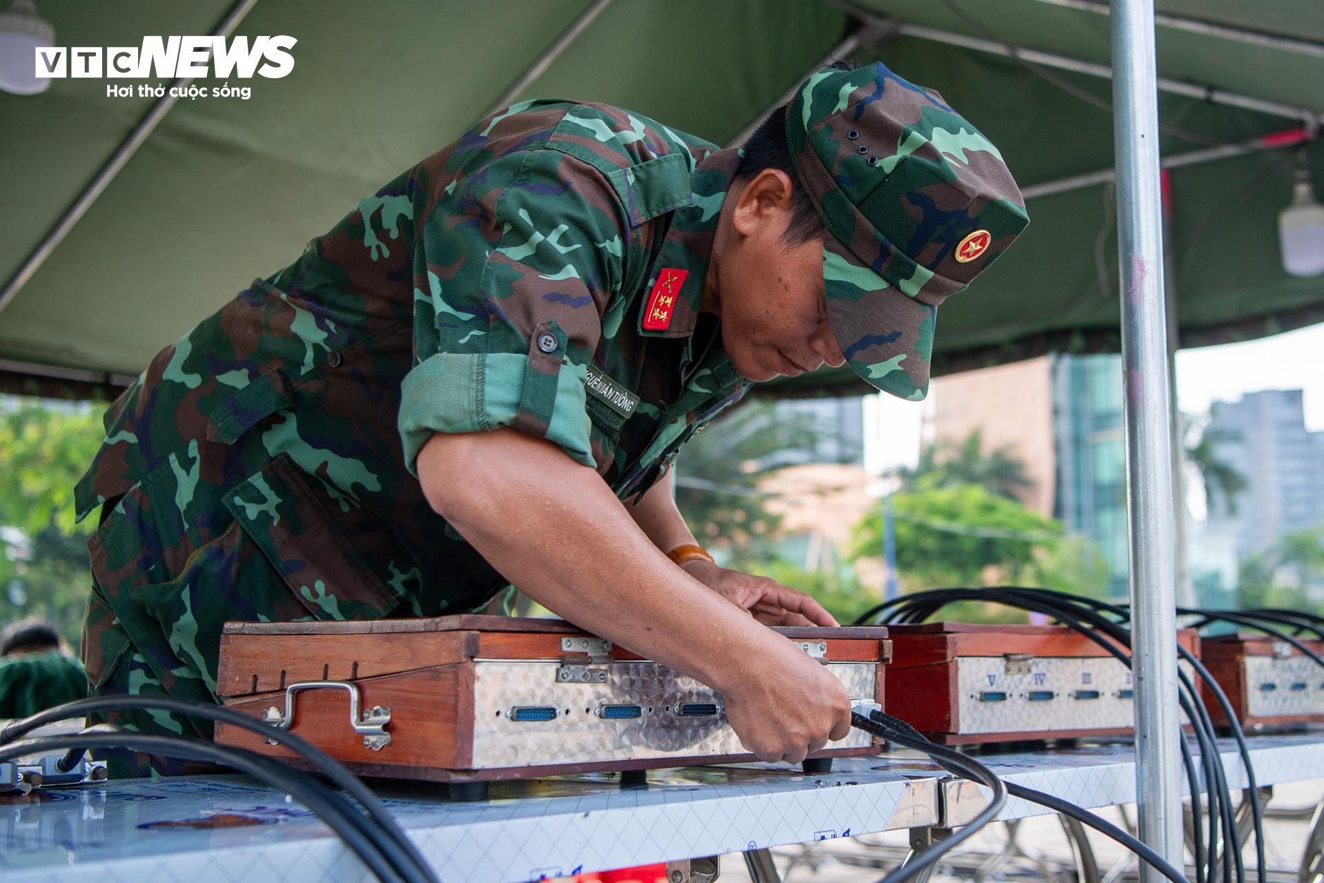 Trận địa pháo hoa ở TP.HCM sẵn sàng khai hỏa mừng đại lễ 30/4 - 4