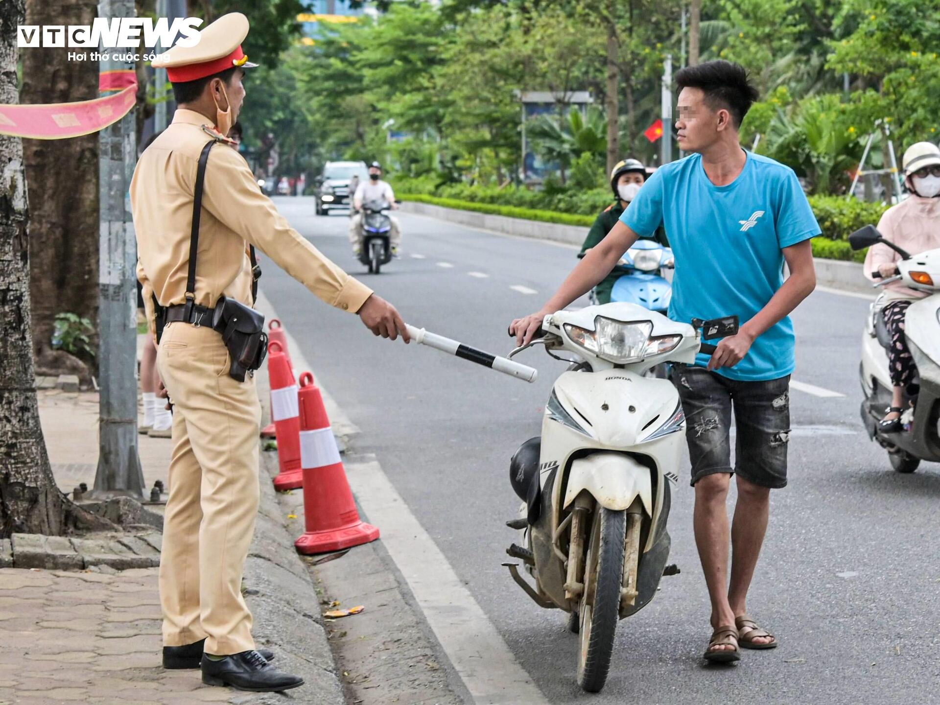 Hà Nội: Nhiều thanh niên rồ ga, quay xe chạy khi thấy CSGT nhưng không thoát - 10