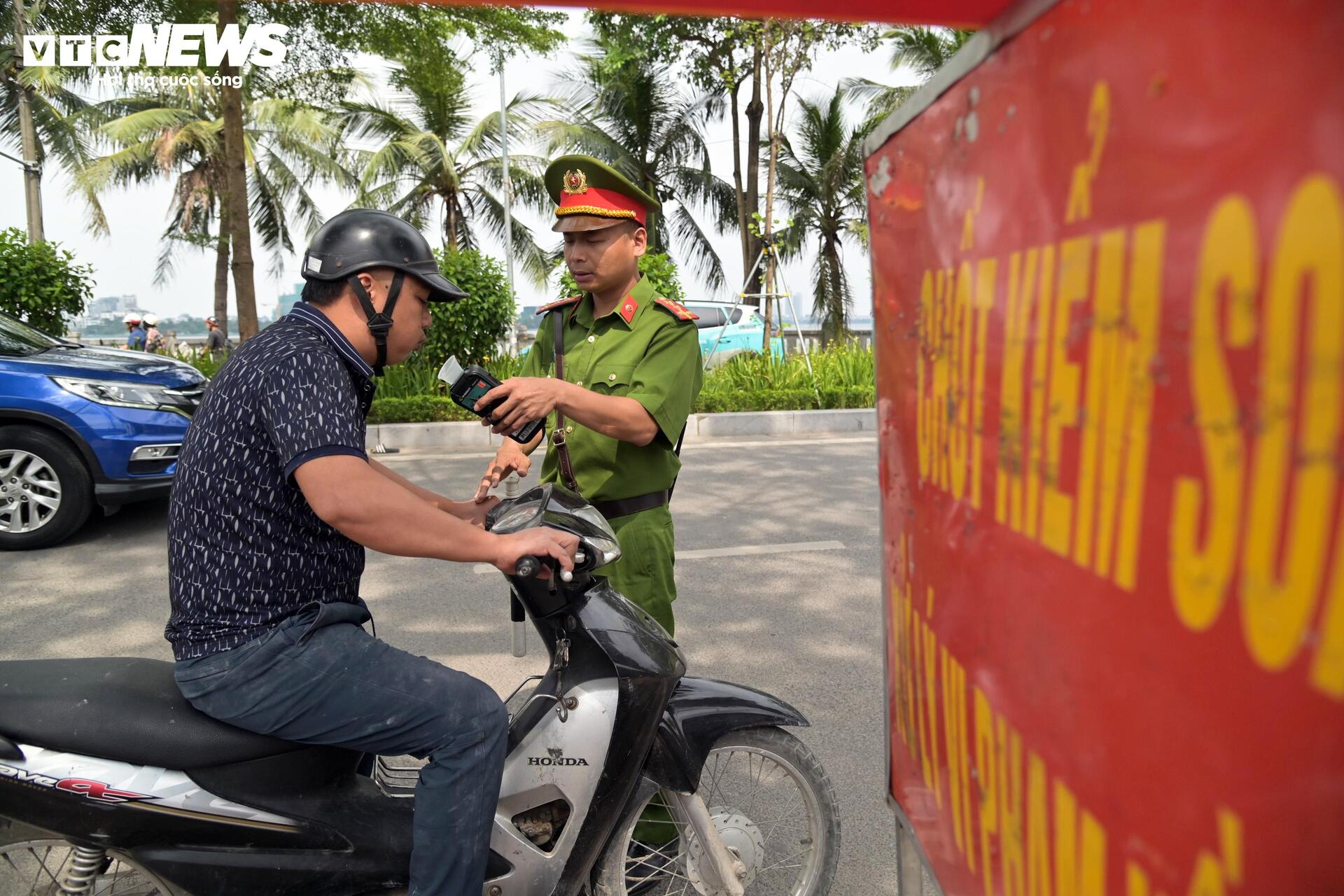 Hà Nội: Nhiều thanh niên rồ ga, quay xe chạy khi thấy CSGT nhưng không thoát - 12