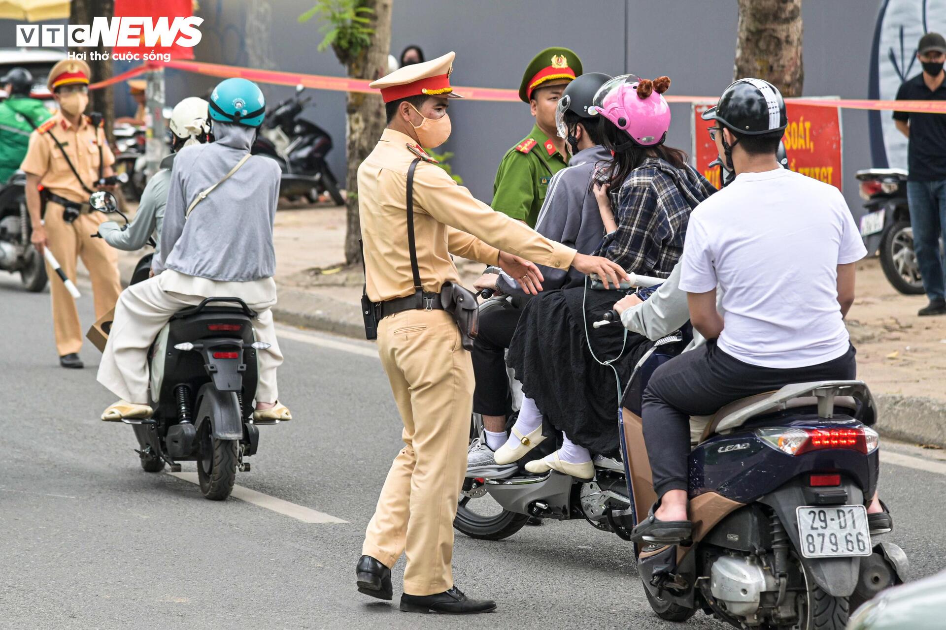 Hà Nội: Nhiều thanh niên rồ ga, quay xe chạy khi thấy CSGT nhưng không thoát - 1
