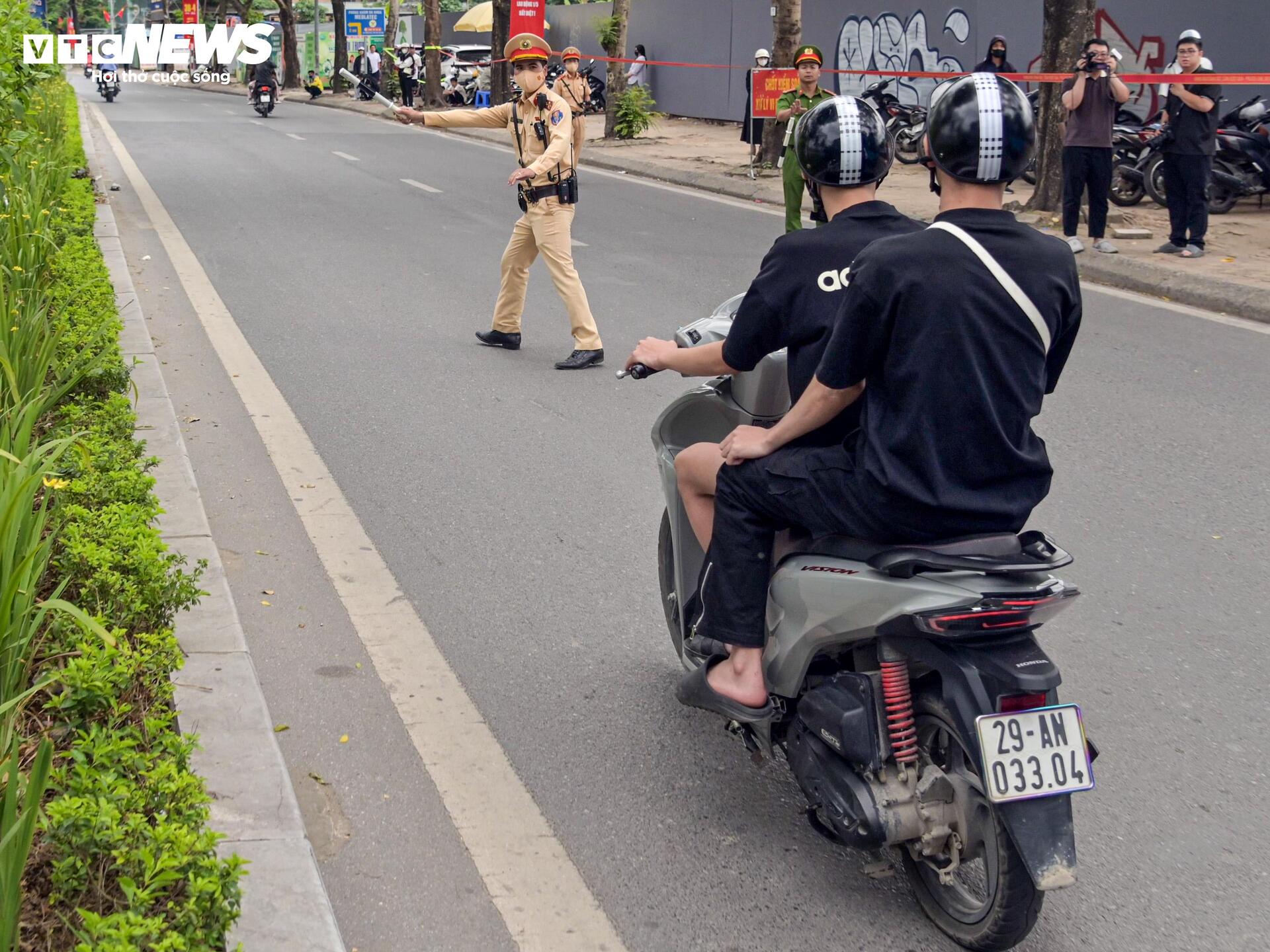 Hà Nội: Nhiều thanh niên rồ ga, quay xe chạy khi thấy CSGT nhưng không thoát - 3